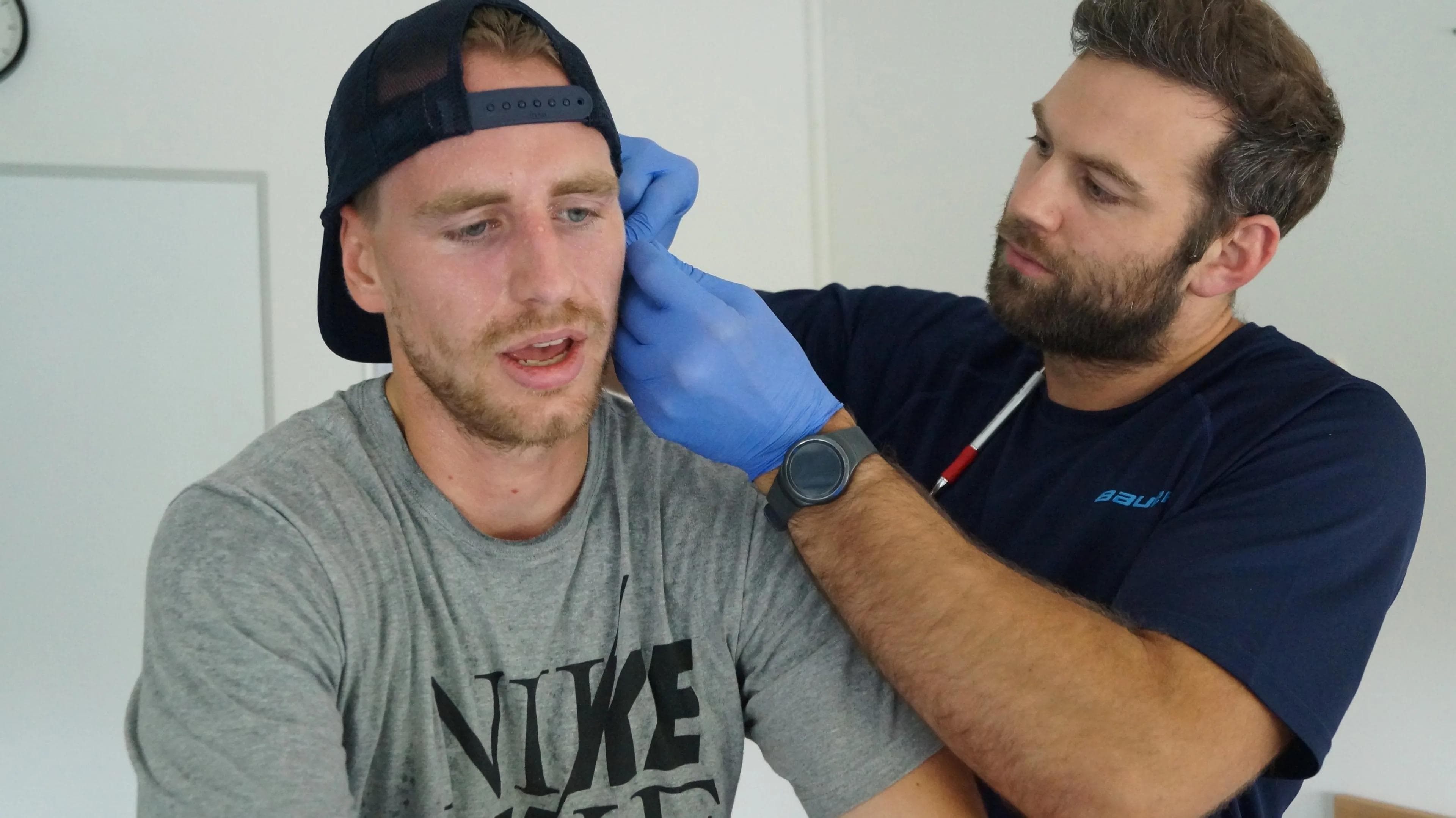 Was ist schon Jet Lag? Kael Mouillierat trat in die Pedale. Physio Dominik Gerzer zapfte ihm für die Laktattests dabei immer wieder Blut ab. Foto: Martin Wimösterer