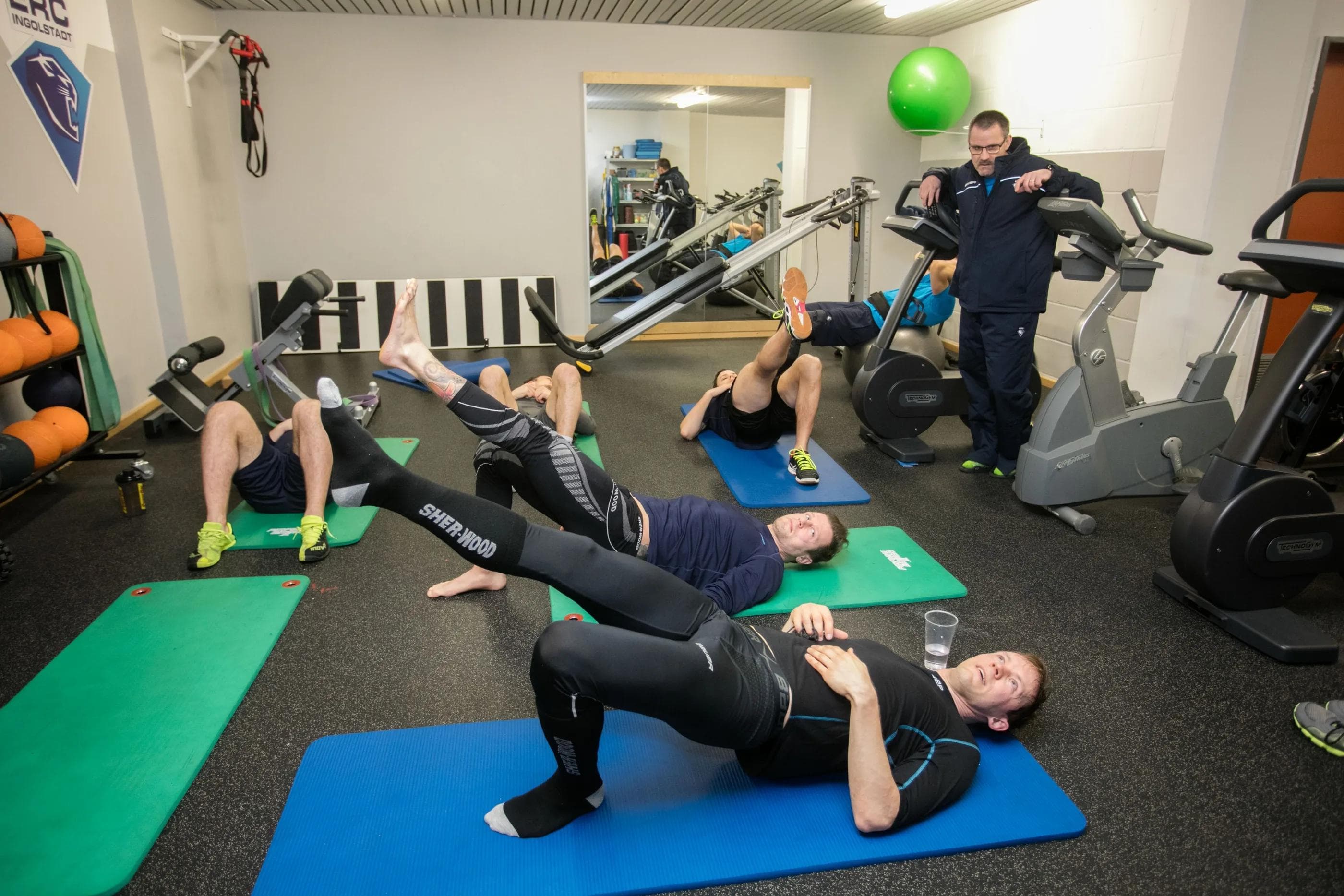 Das Eishockeytraining ist hart, doch eine Übung hatte Ekström für seine neuen Freunde parat... Foto: Ritchie Herbert