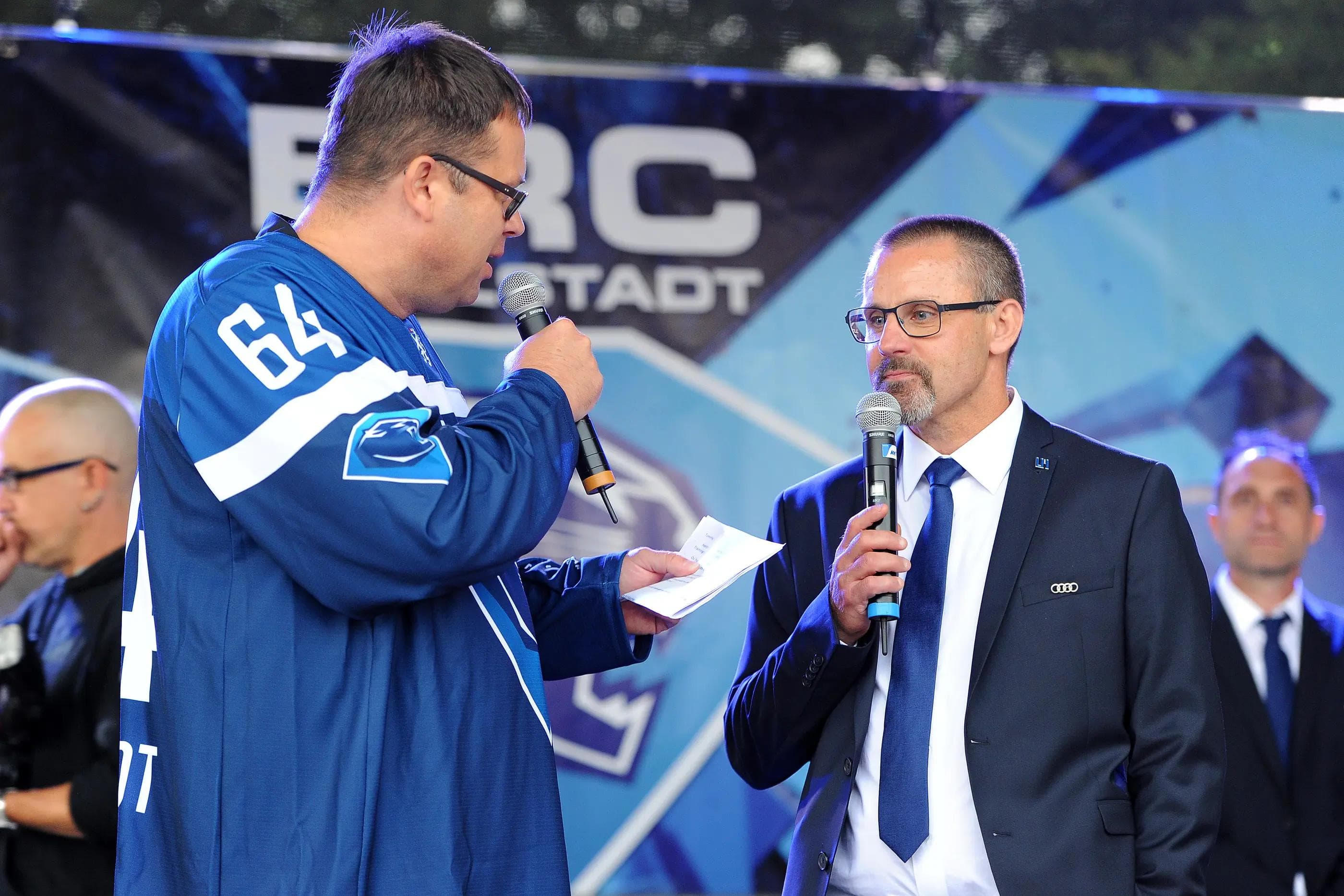 Cheftrainer Tommy Samuelsson (rechts, mit Stadionsprecher Hannes Langer) stellte sich den Fans vor und saß anschließend noch lange auf den Bierbänken mit dem Panther-Anhang zusammen. Foto: ST-Foto.de / Johannes TRAUB