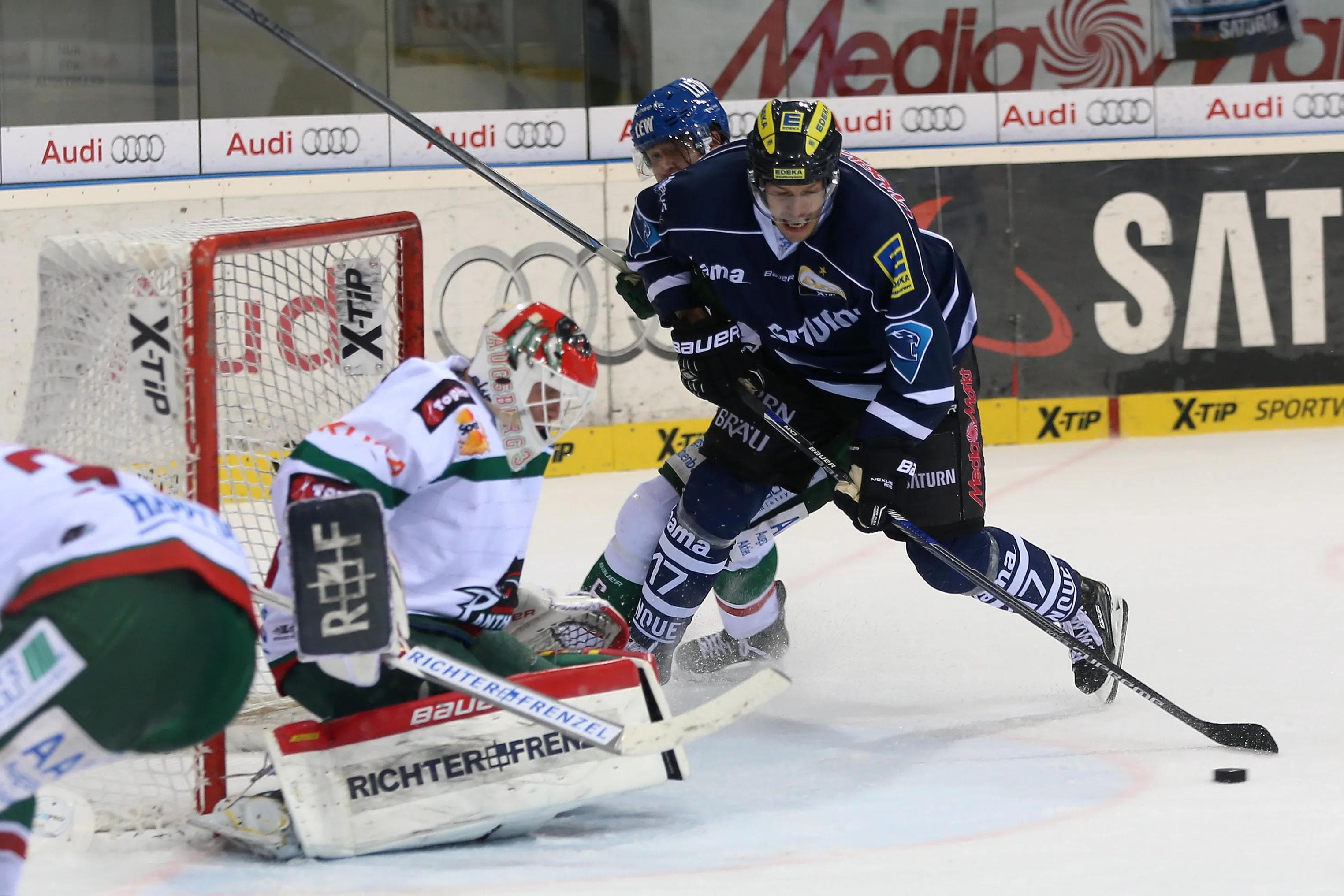 Petr Taticek scheitert hier noch am Augsburger Torhüter. Foto: Stefan Bösl - www.kbumm.de