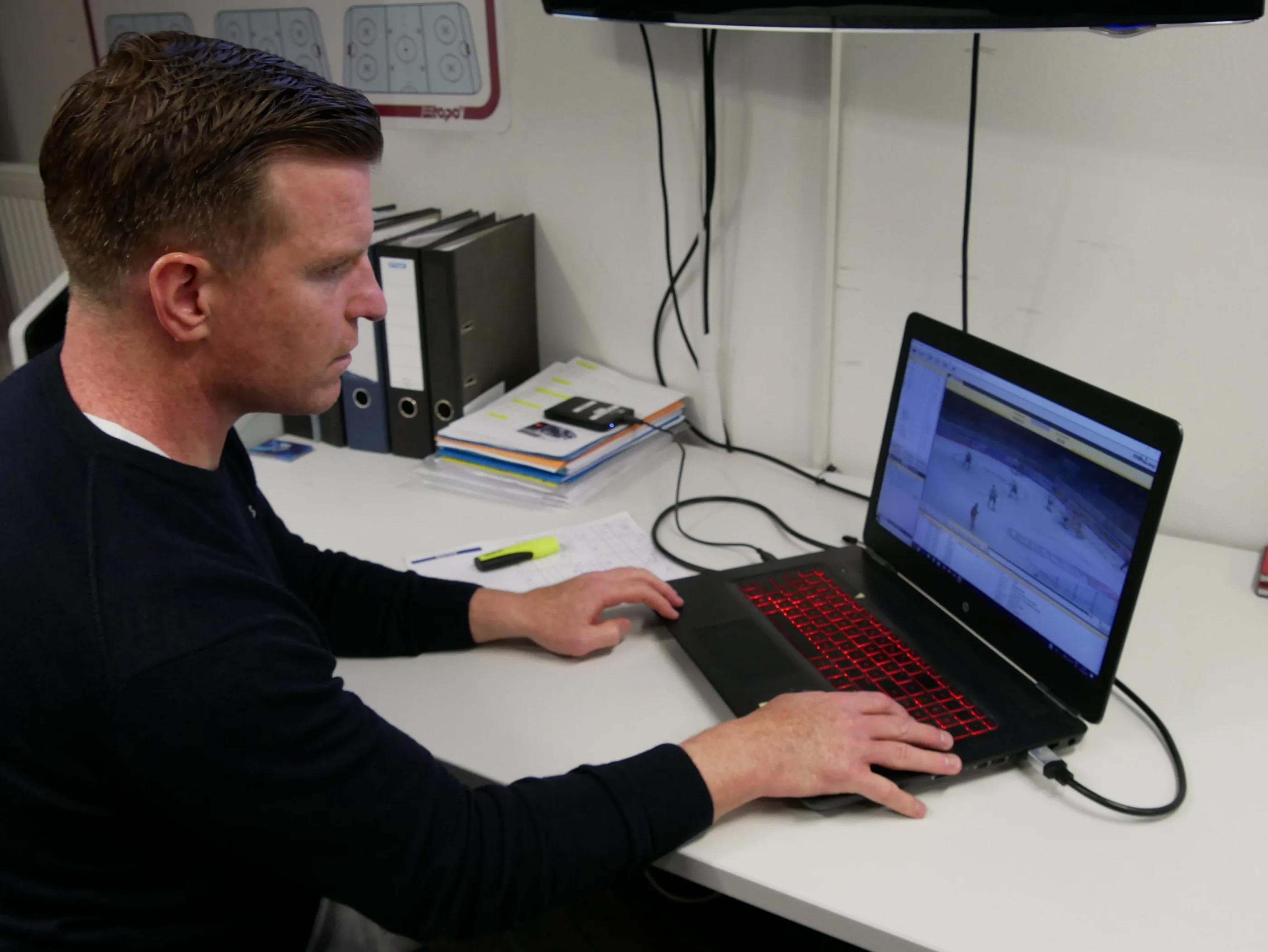 Co-Trainer Tim Regan ist für die Videoanalyse beim ERC Ingolstadt zuständig.