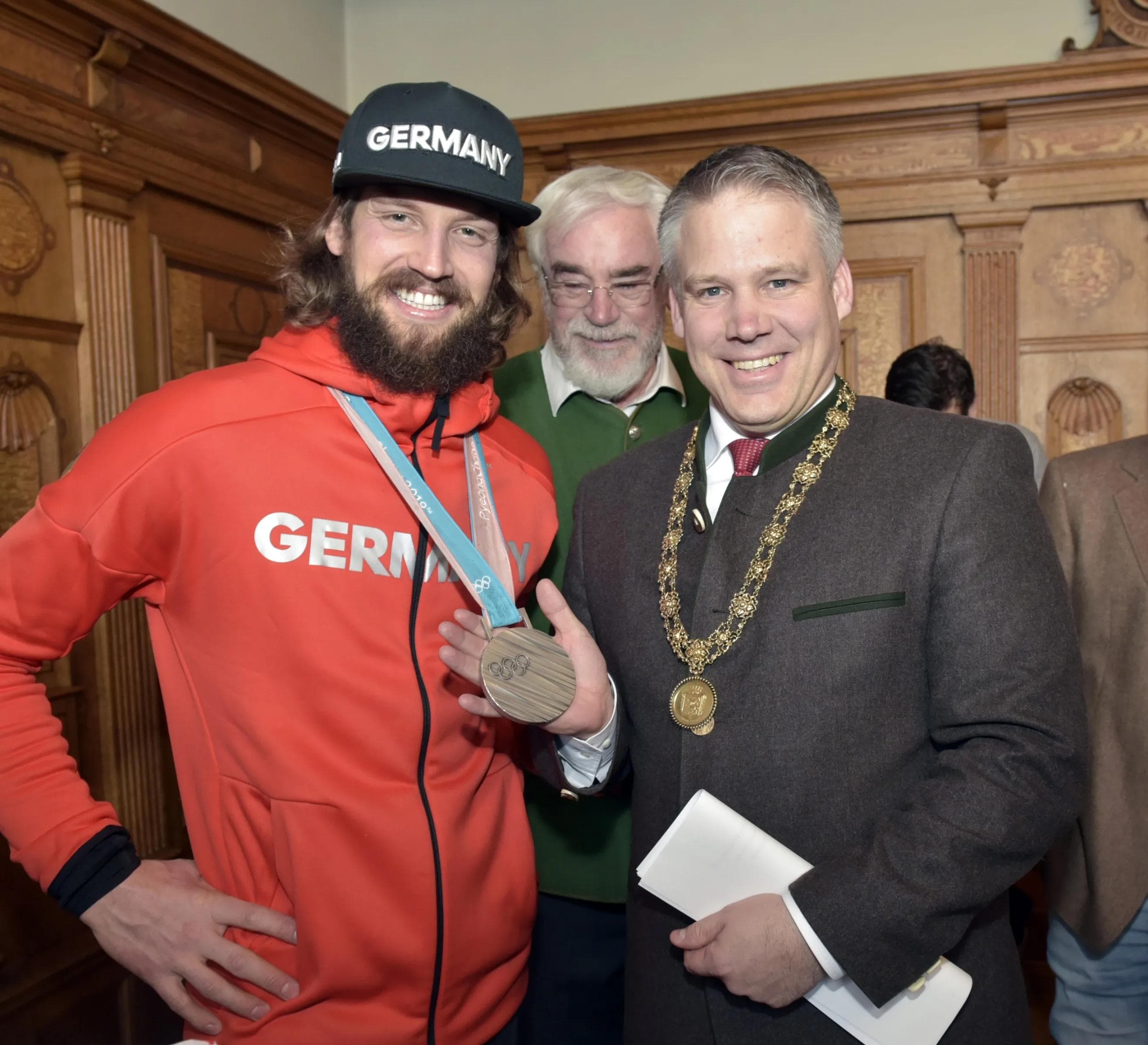 Timo Pielmeier (links) präsentierte OB Dr. Christian Lösel bei der Ehrung die Silbermedaille. Foto: Rössle / Stadt Ingolstadt