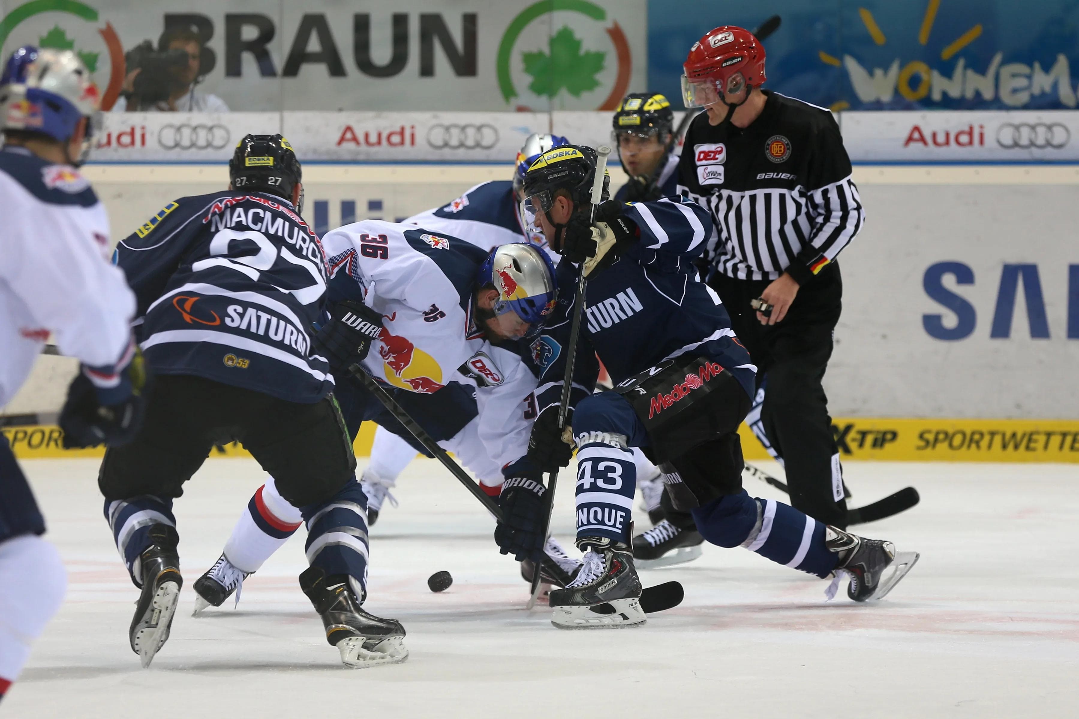 Derek Hahn (rechts) bei einem umkämpften Bully gegen Münchens Yannic Seidenberg. Der Routiniert steht heute vor einem Jubiläum. Foto: Stefan Bösl / kbumm.de