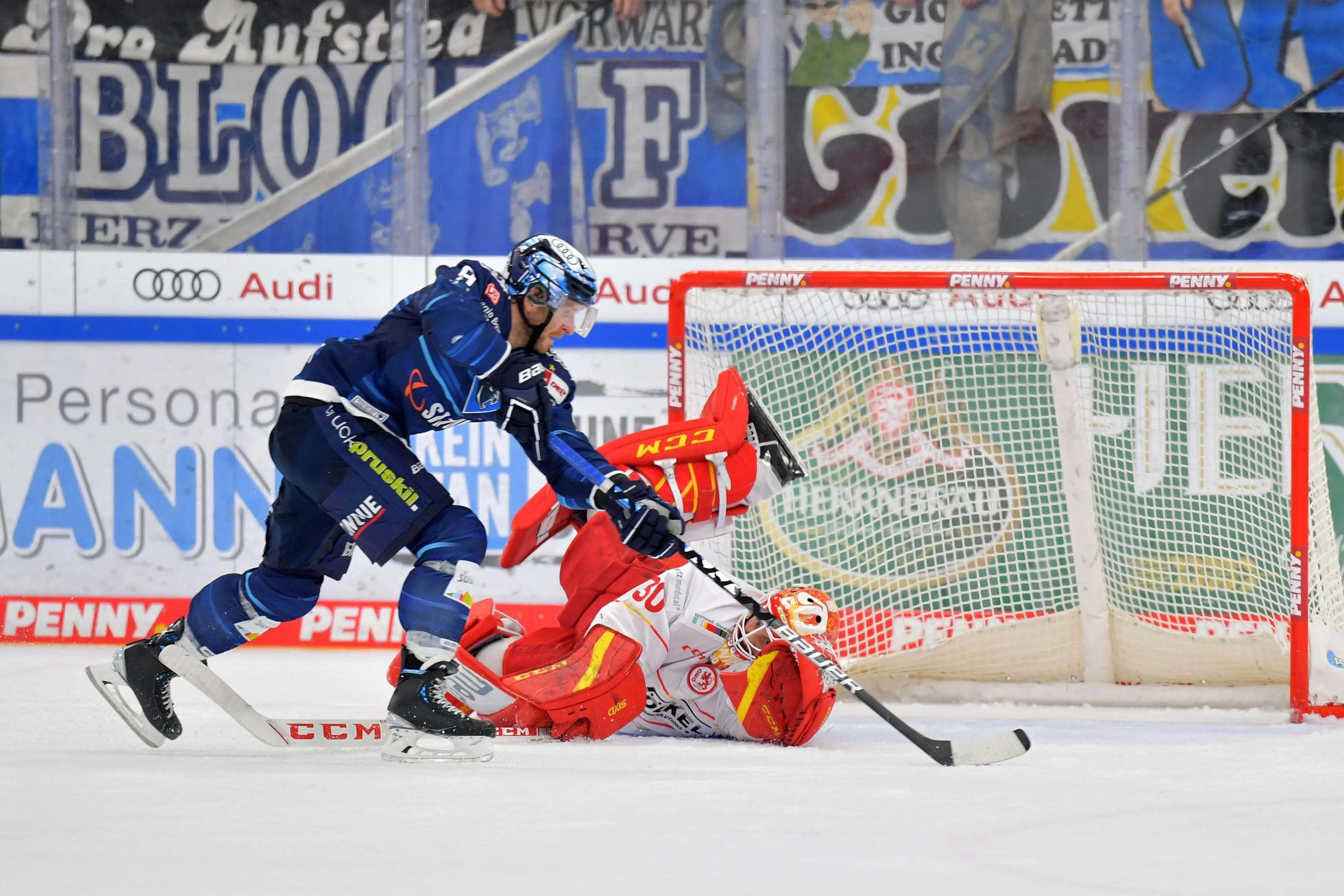 Frederik Storms Overtime-Tor sicherte den ERC-Sieg im ersten Saisonduell.
Foto: Johannes Traub