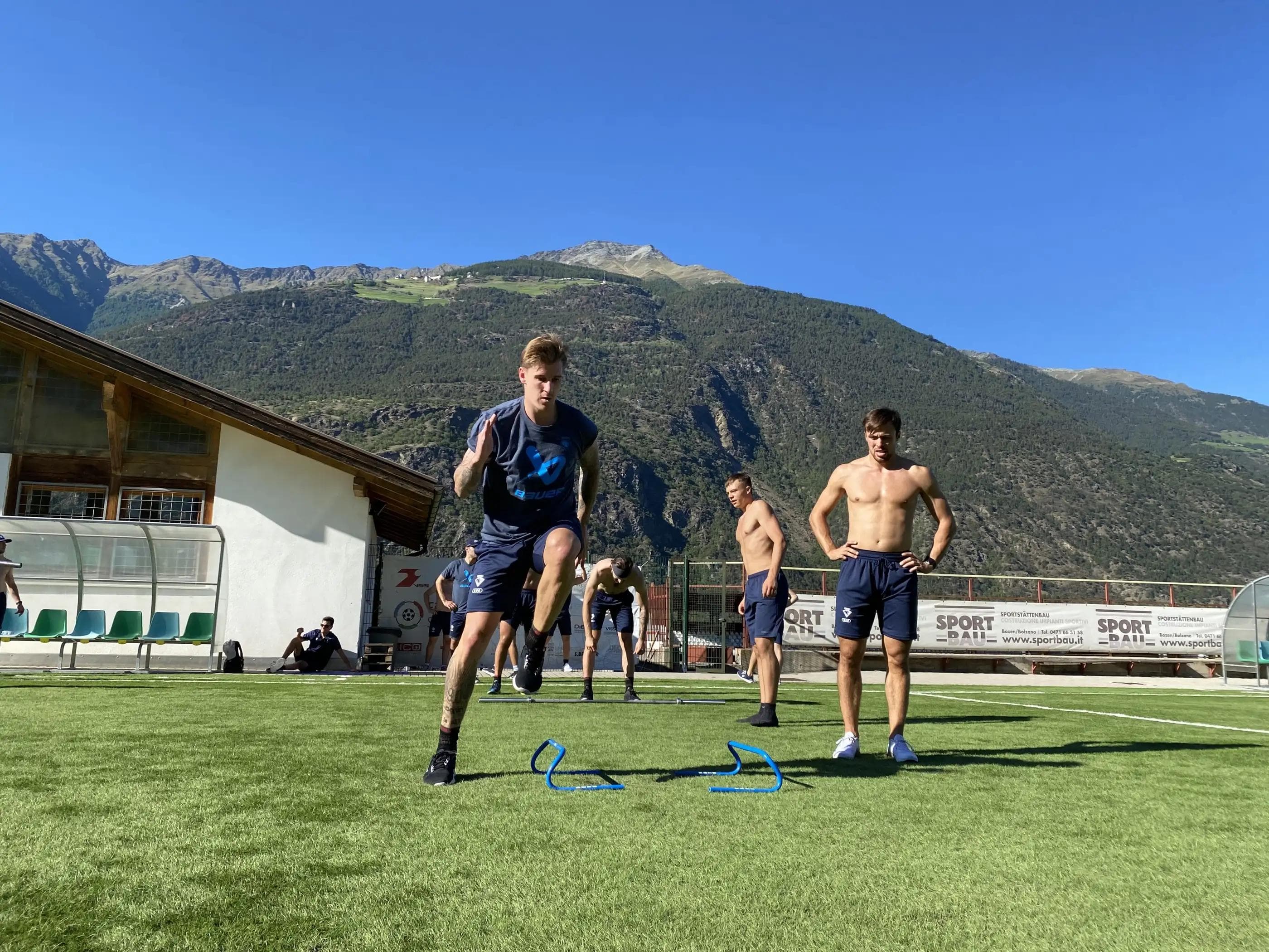 Unter anderem auf dem Sportplatz in Latsch wurde heute intensiv gearbeitet.