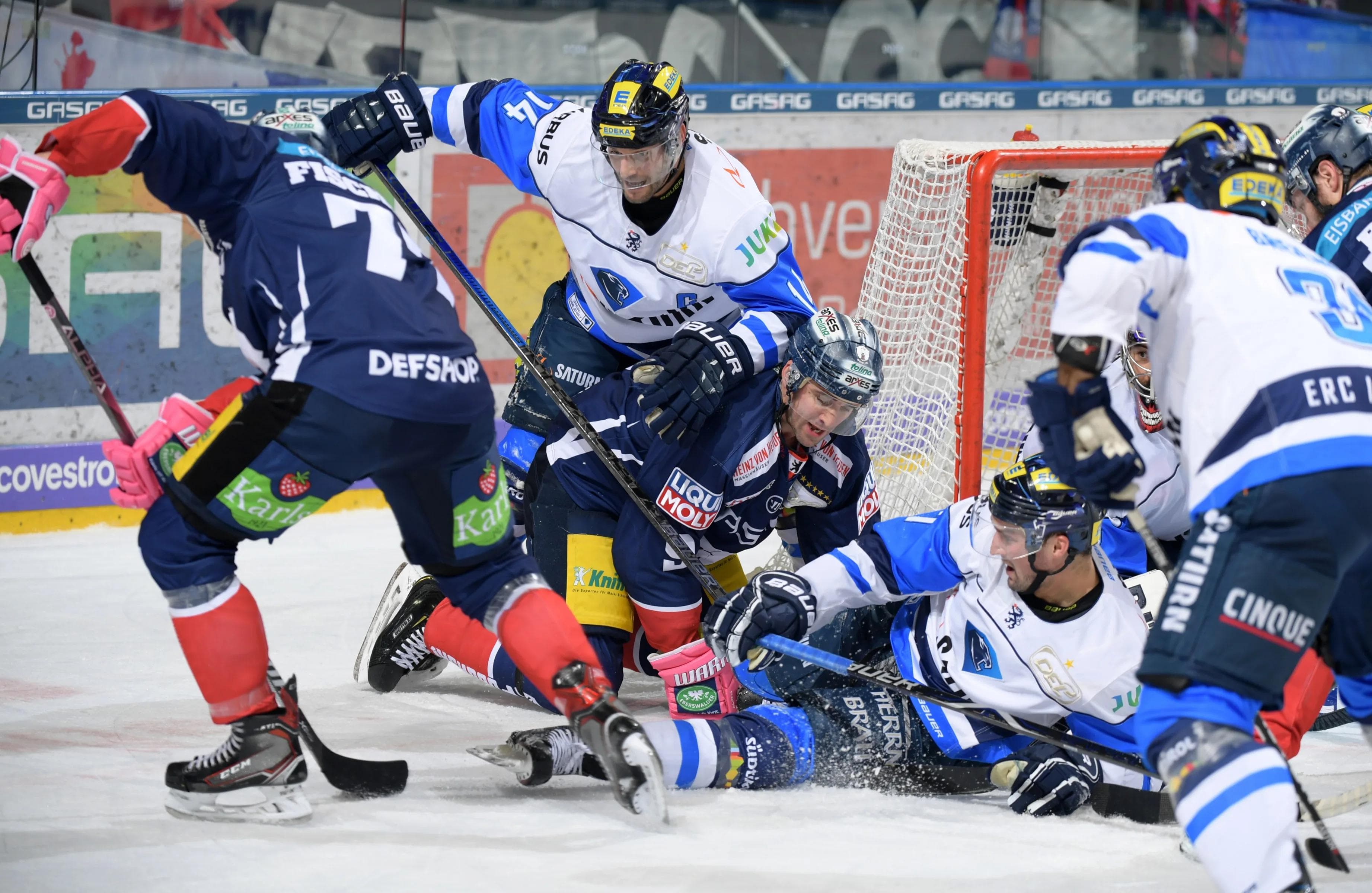 Kapitän Dustin Friesen (Mitte, Nr. 14), Colton Jobke (liegend) und ihr Team verteidigte in Berlin den Vorsprung. Foto: City Press