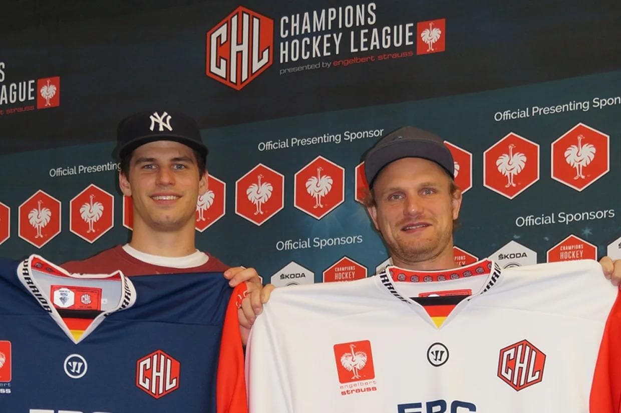 Benedikt Kohl und Björn Barta mit den CHL-Trikots des ERC Ingolstadt.