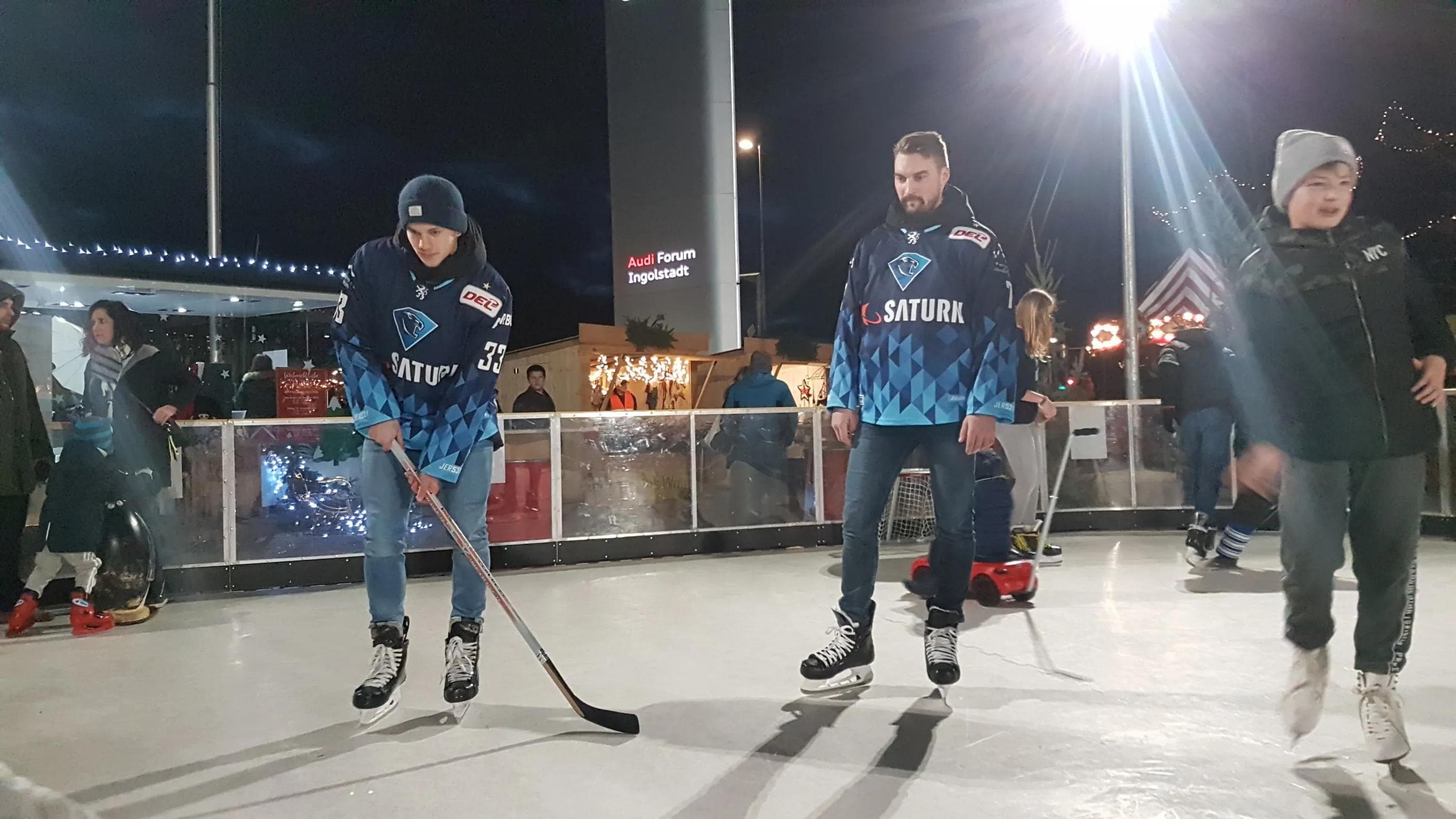 Tim Wohlgemuth und Colton Jobke auf der künstlichen Eisfläche beim Sozialen Weihnachtsmarkt auf der Audi Piazza.