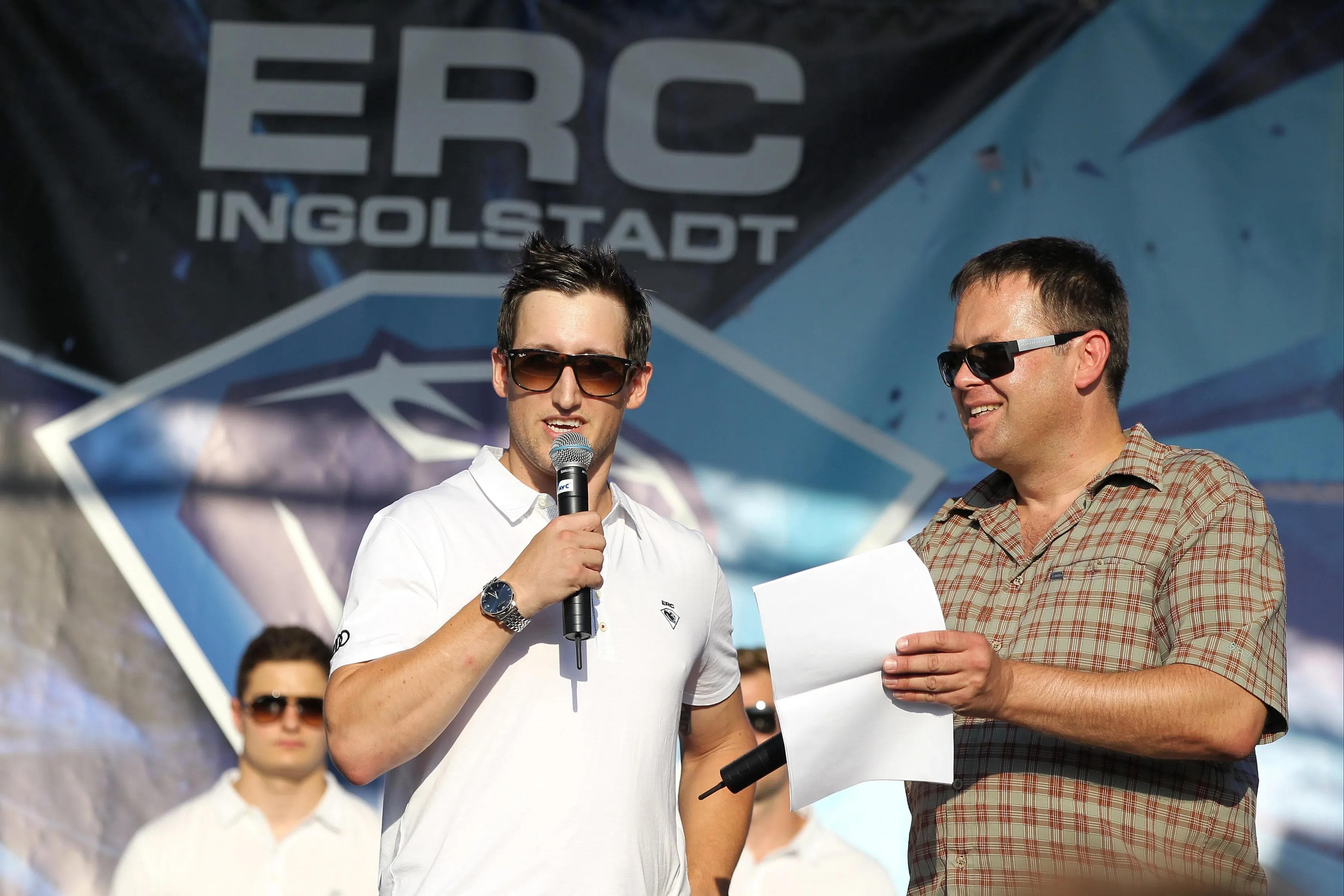 2020 - Brandon Buck verkündet die goldene Zahl auf der Saisoneröffnungsfeier an die Fans. Foto: Bösl / kbumm.de