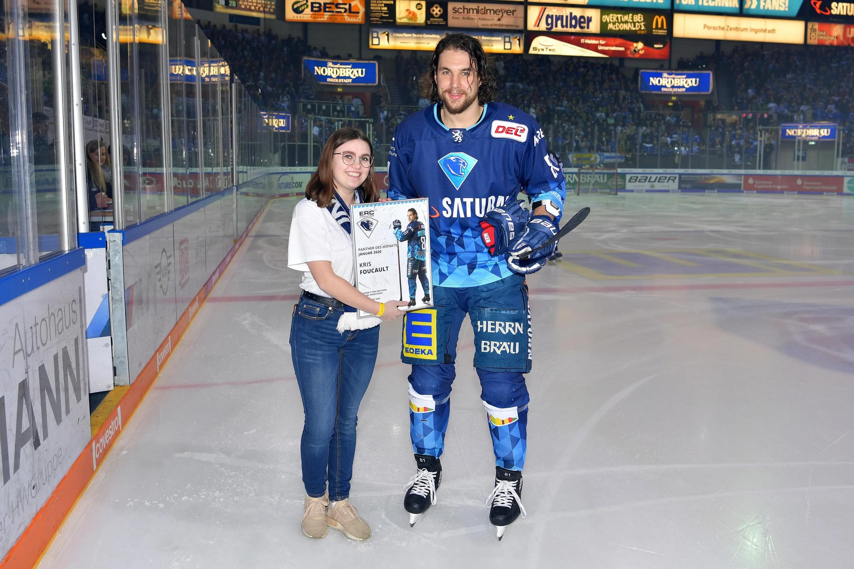Kris Foucault bekam vor dem Heimspiel gegen die DEG seine Urkunde von ERC-Fan Vanessa überreicht.
Foto: Johannes TRAUB / JT-Presse.de