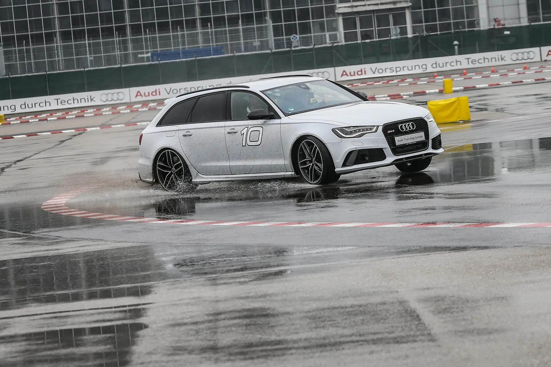 Rasante Taxifahrt im Audi RS6  - Foto: Bösl / Audi AG
