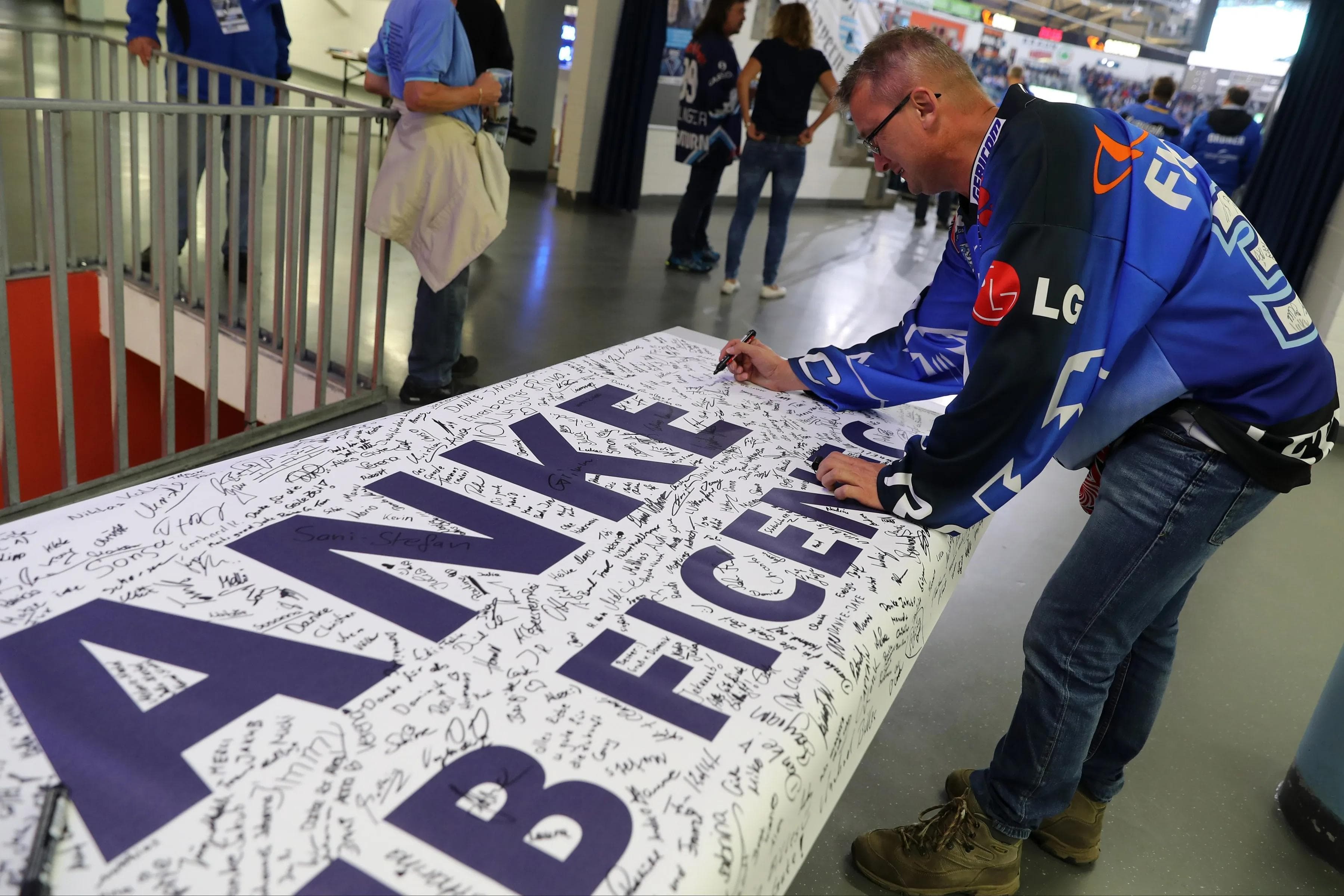 Unzählige Grüße an Jakub gaben die Fans auf einem Banner ab. Nicht selten, wie hier, in einem Trikot mit der Nummer 38 gekleidet. Foto: Stefan Bösl / kbumm.de