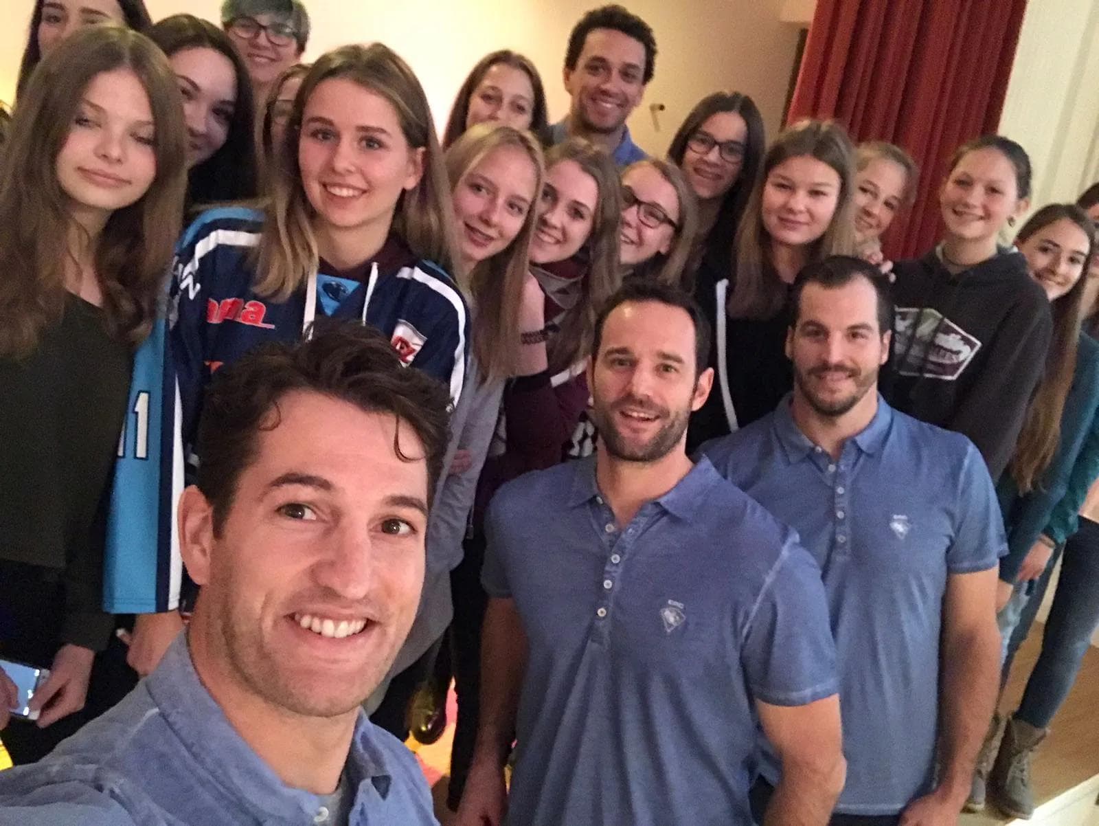 Der Selfie des Tages stammt von Darryl Boyce beim Besuch der Maria-Ward-Realschule Schrobenhausen. Foto: Boyce