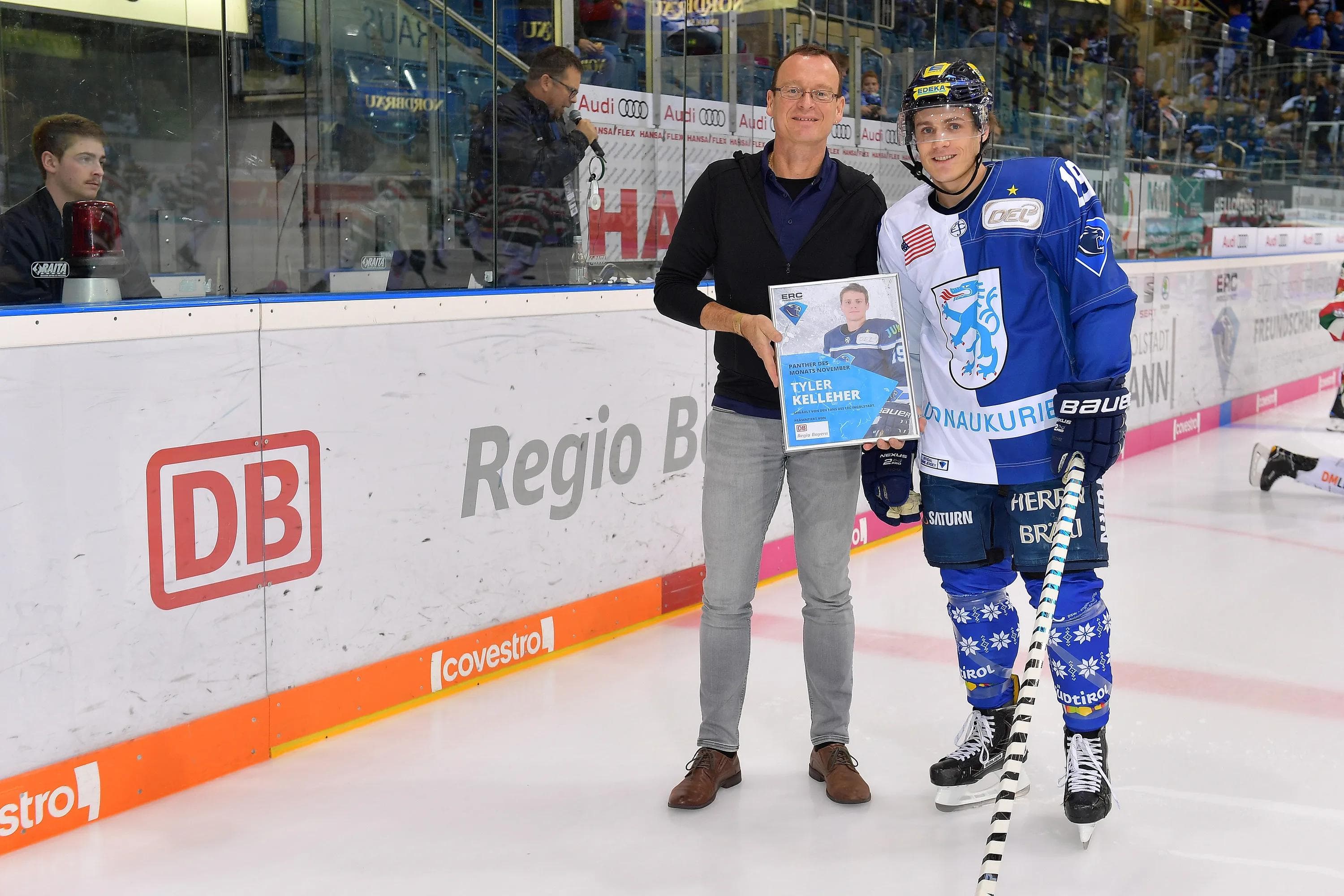 Tyler Kelleher erhält von einem Vertreter der DB Regio Bayern die Urkunde zum Panther des Monats.
Foto: Johannes TRAUB / JT-Presse.de