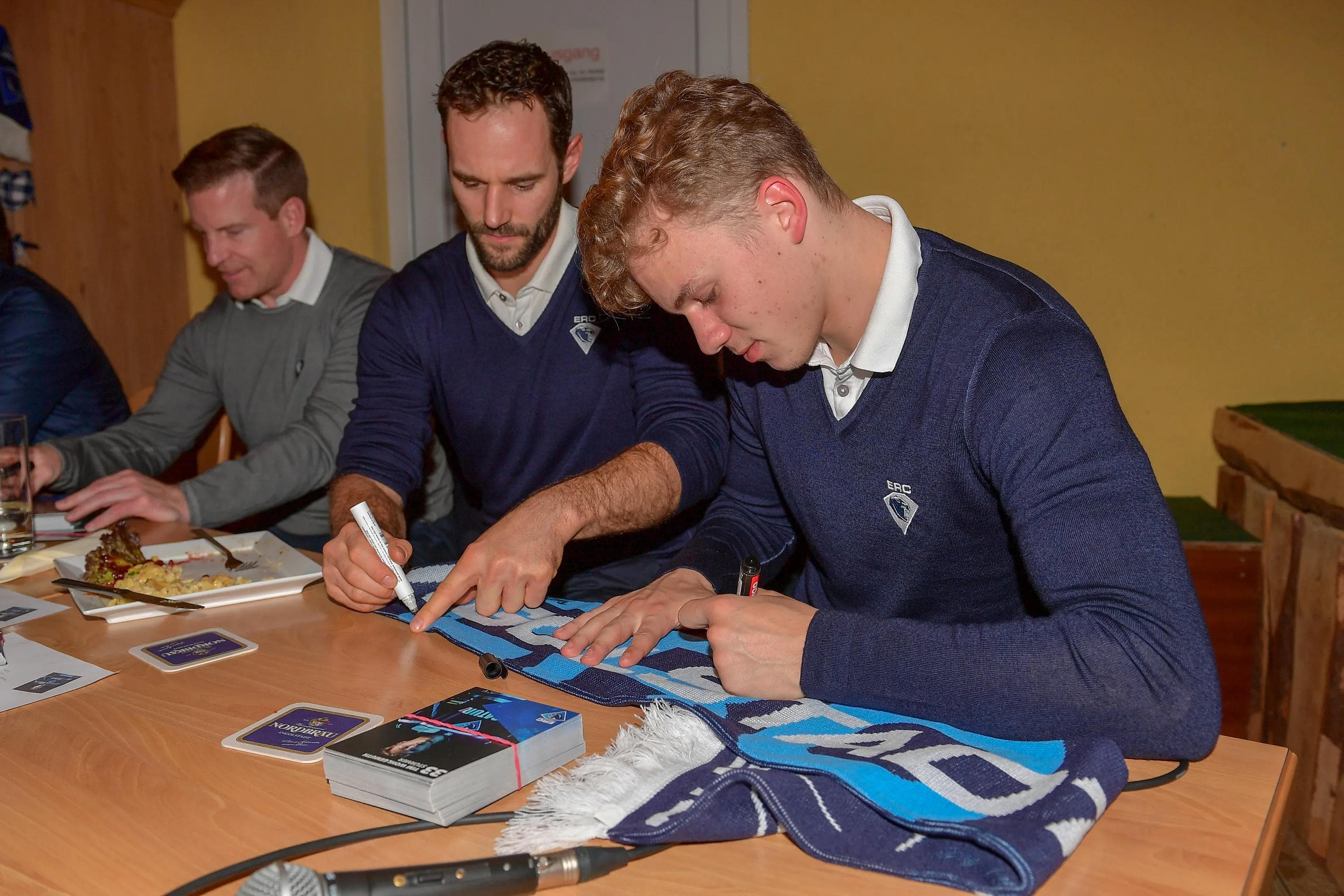 Dustin Friesen (Mitte) und Tim Wohlgemuth (rechts) waren gefragte Autogrammschreiber.
Foto: Johannes TRAUB / ST-Foto.de