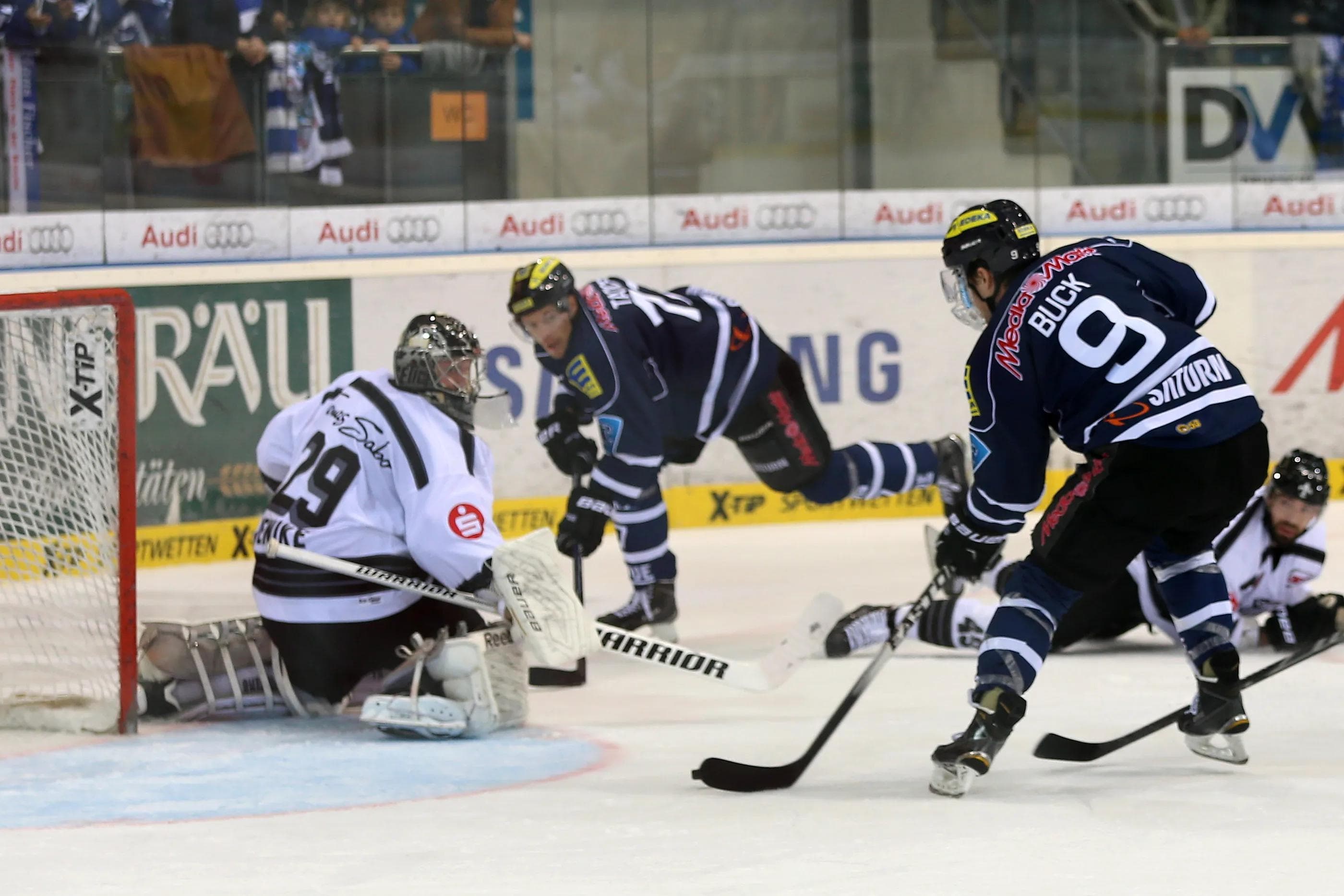 Brandon Buck, Topscorer des ERC, auf dem Weg zu einem Tor gegen Nürnberg. Foto: Stefan Bösl / kbumm.de