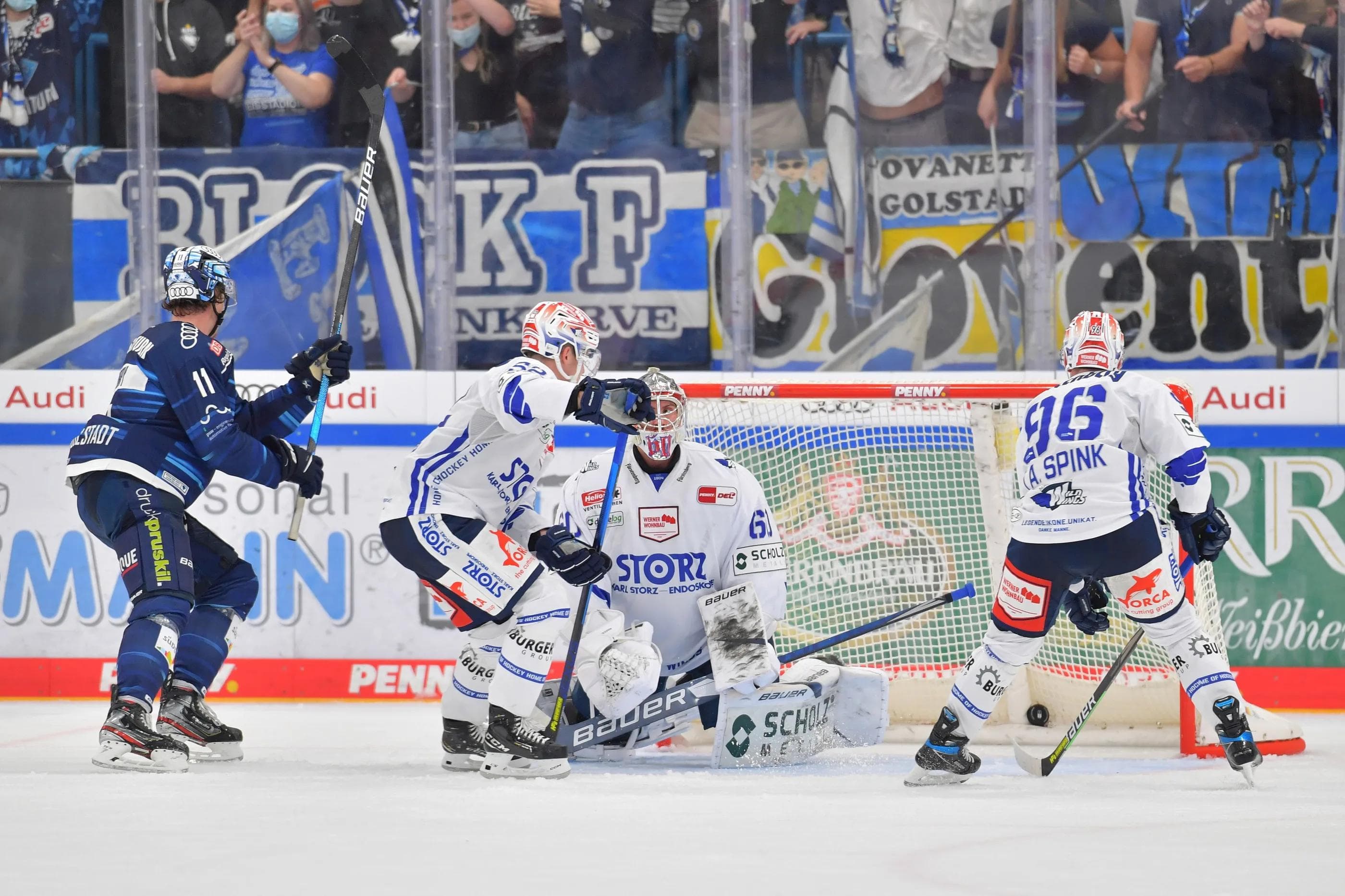 Der Moment, der die SATURN-Arena zum Beben brachte. Zehn Sekunden vor Schluss traf Louis-Marc Aubry (li.) im ersten Heimspiel der Saison gegen Schwenningen zum Sieg.
Foto: Johannes Traub/JT-Presse.de