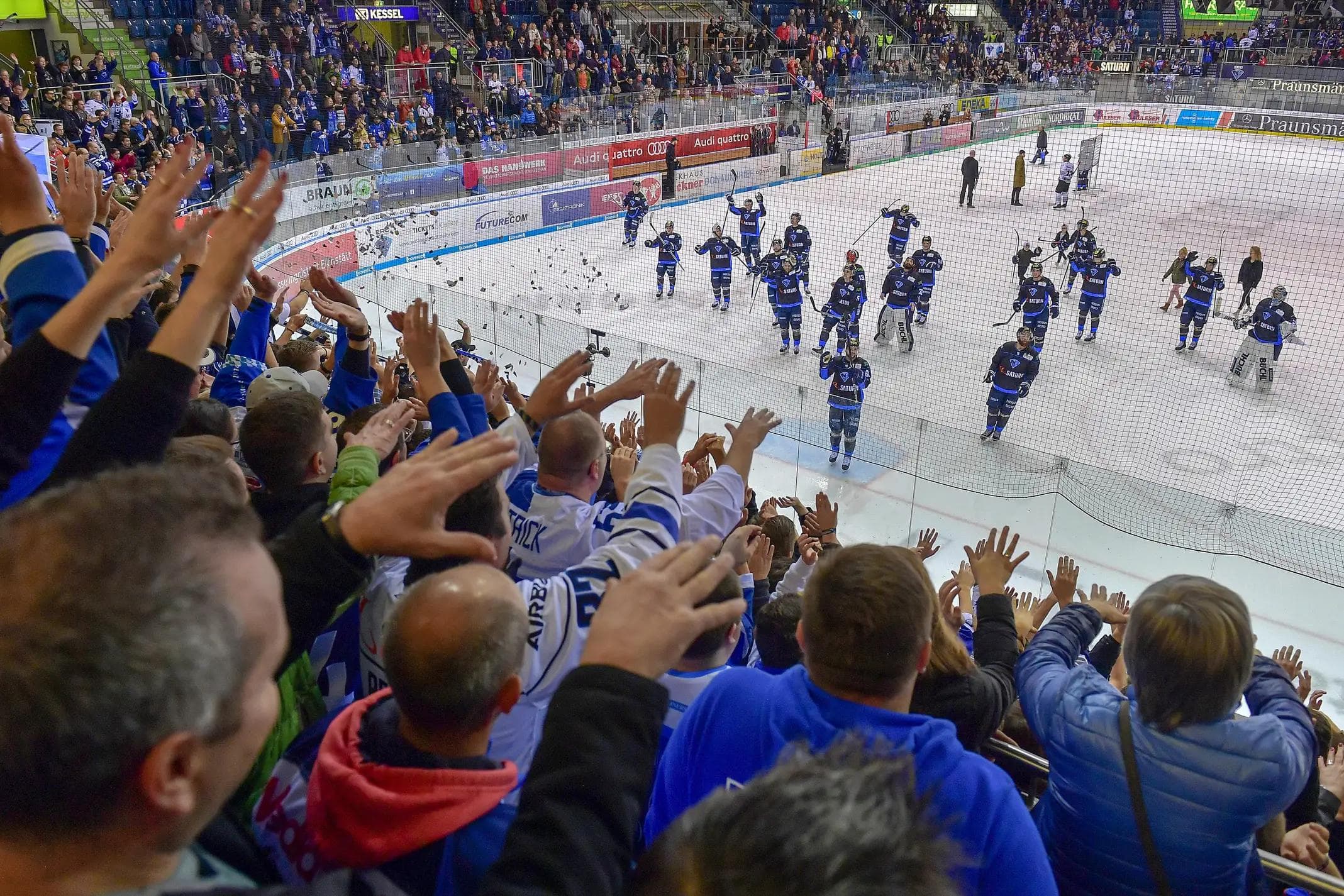 Sieg! Die Fans feiern mit der Mannschaft nach dem 4:1-Erfolg gegen Nürnberg.
Foto: Johannes TRAUB / ST-Foto.de
