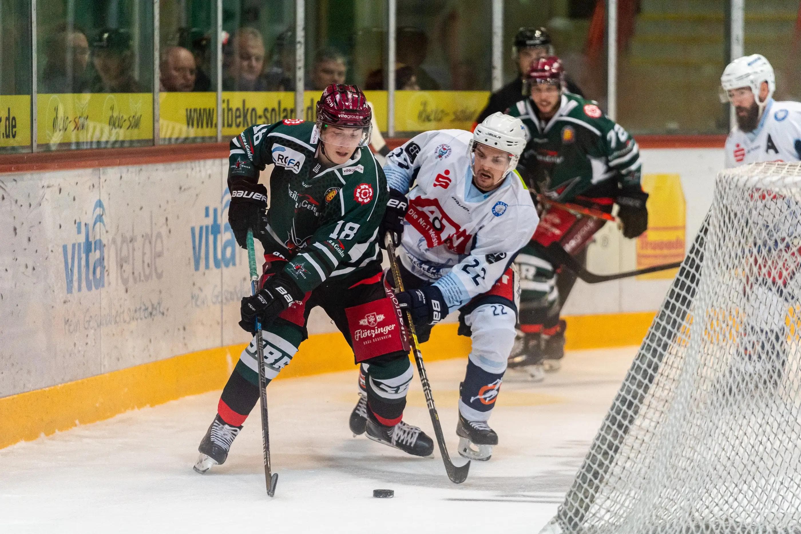 Der 18-jährige Stürmer Henriquez-Morales (li.) feierte bereits in der Saison 2017/18 sein Profidebüt für die Starbulls Rosenheim.
Foto: Ludwig Schirmer