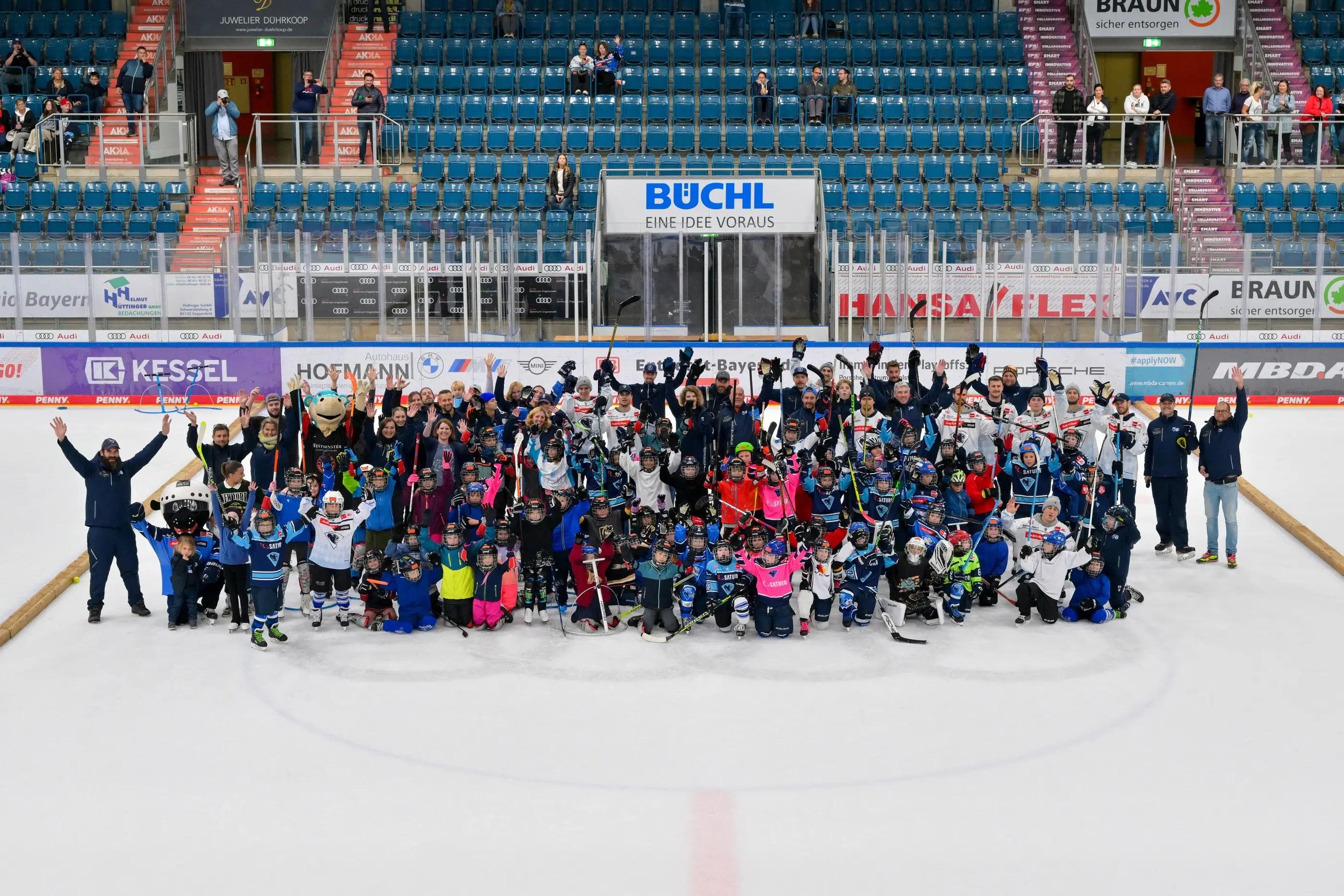 Gruppenfoto beim ersten Kids Day powered by Audi in dieser Saison.
Foto: Johannes Traub/JT-Presse.de