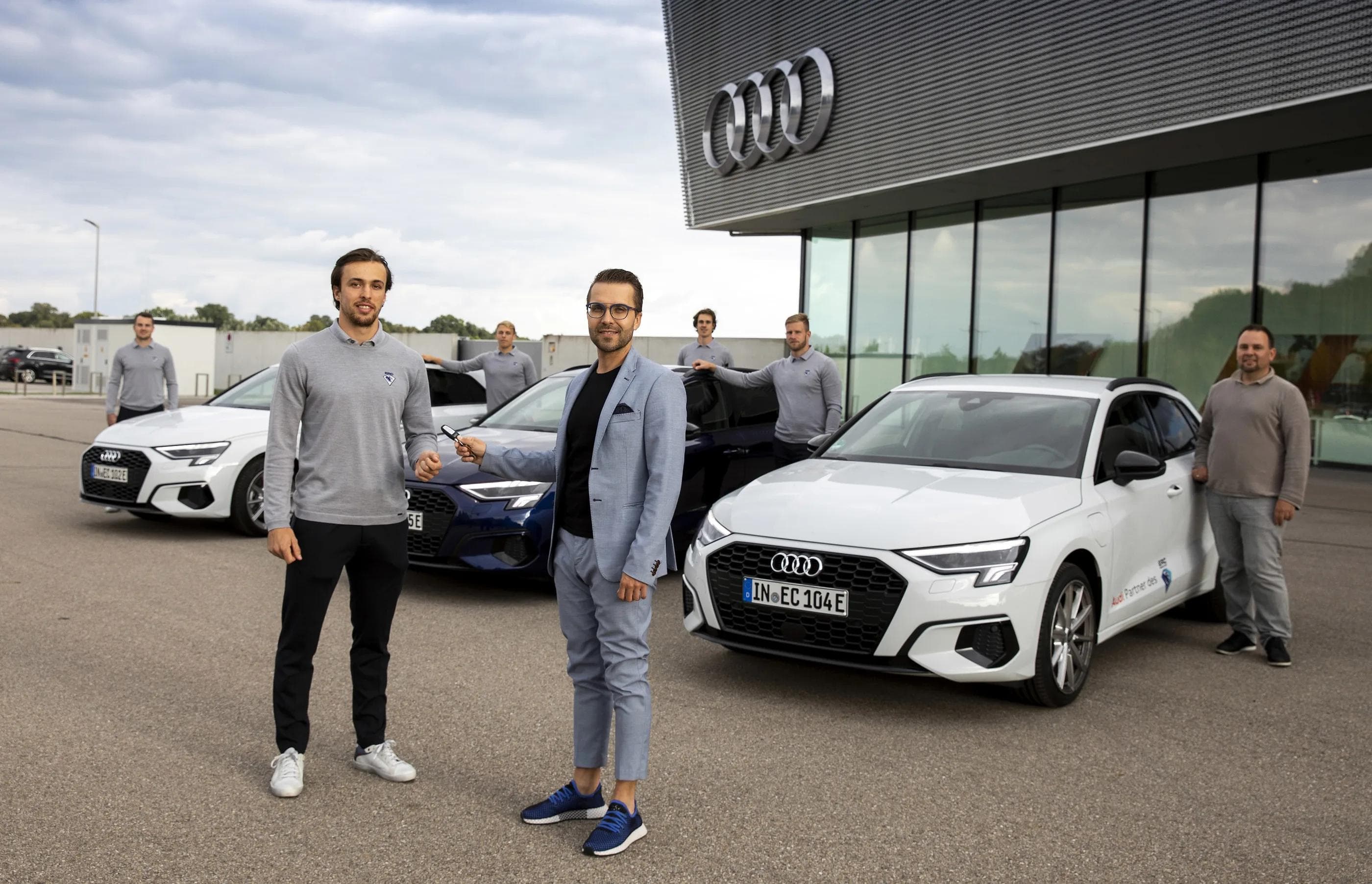 Felix Schwabe, Mitglied des AUdi Steuerkreises, bei der symbolischen Schlüsselübergabe der neuen Dienstfahrzeuge an Fabio Wagner.
Foto: AUDI AG