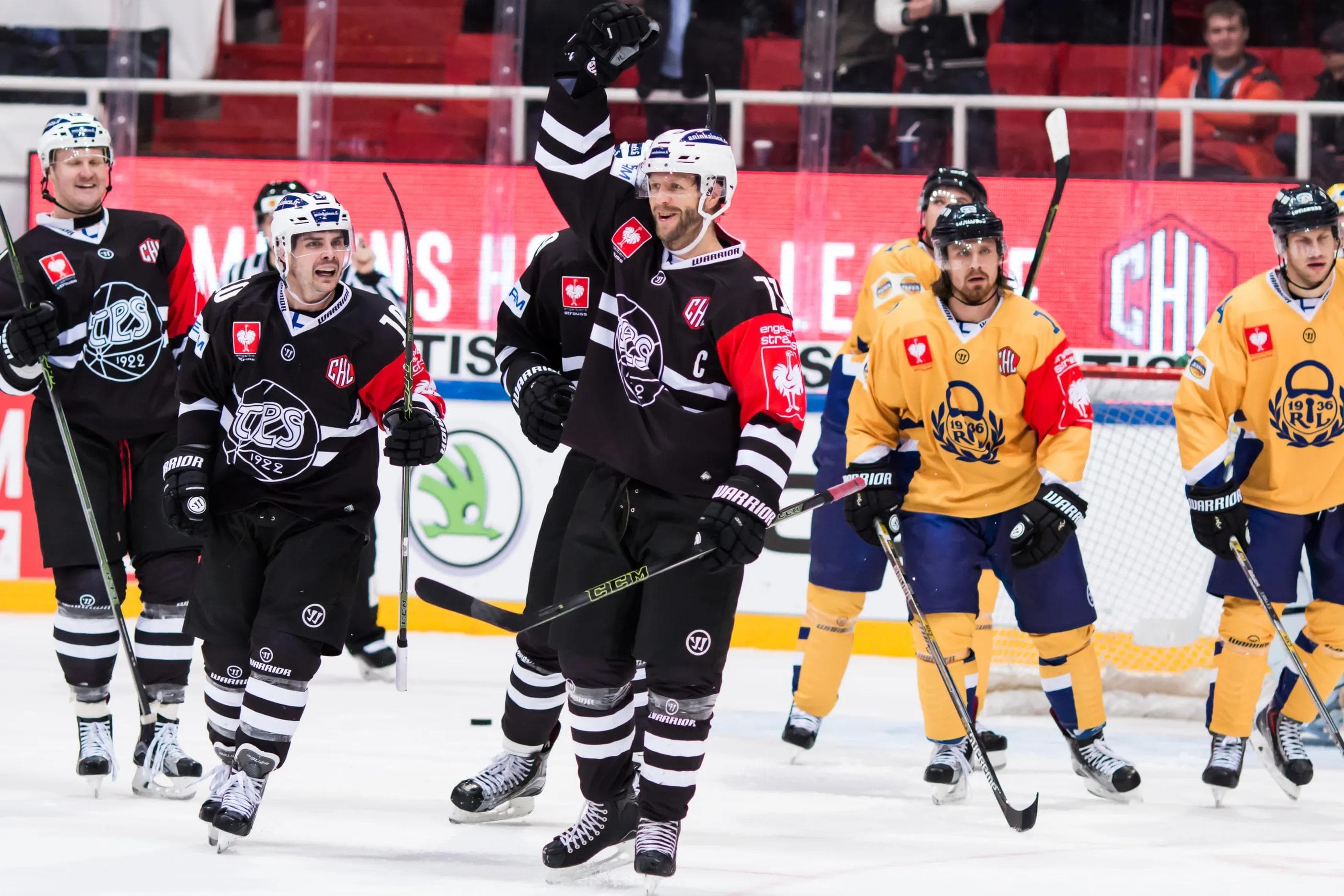 Tomi Kallio bejubelt seinen späten 3:3-Ausgleich für Turku. Foto: TPS Turku/Champions Hockey League via Getty Images