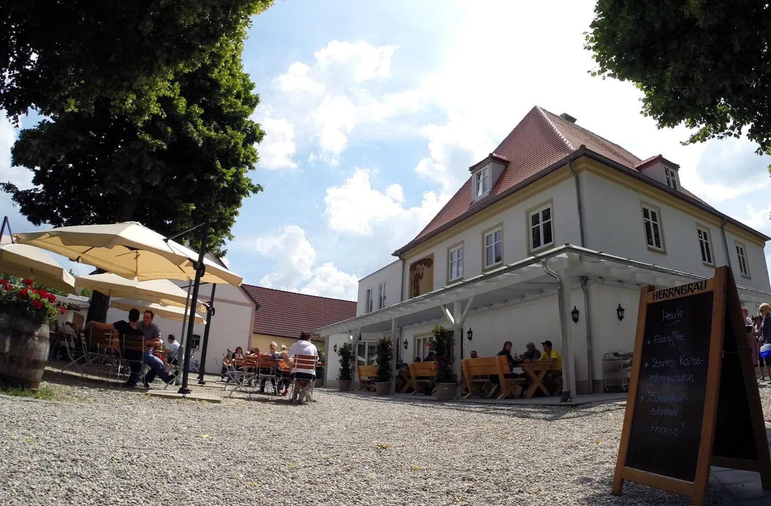 Der Biergarten der Antonius Schwaige ist am 14.9. Treffpunkt der Panther-Fans...
