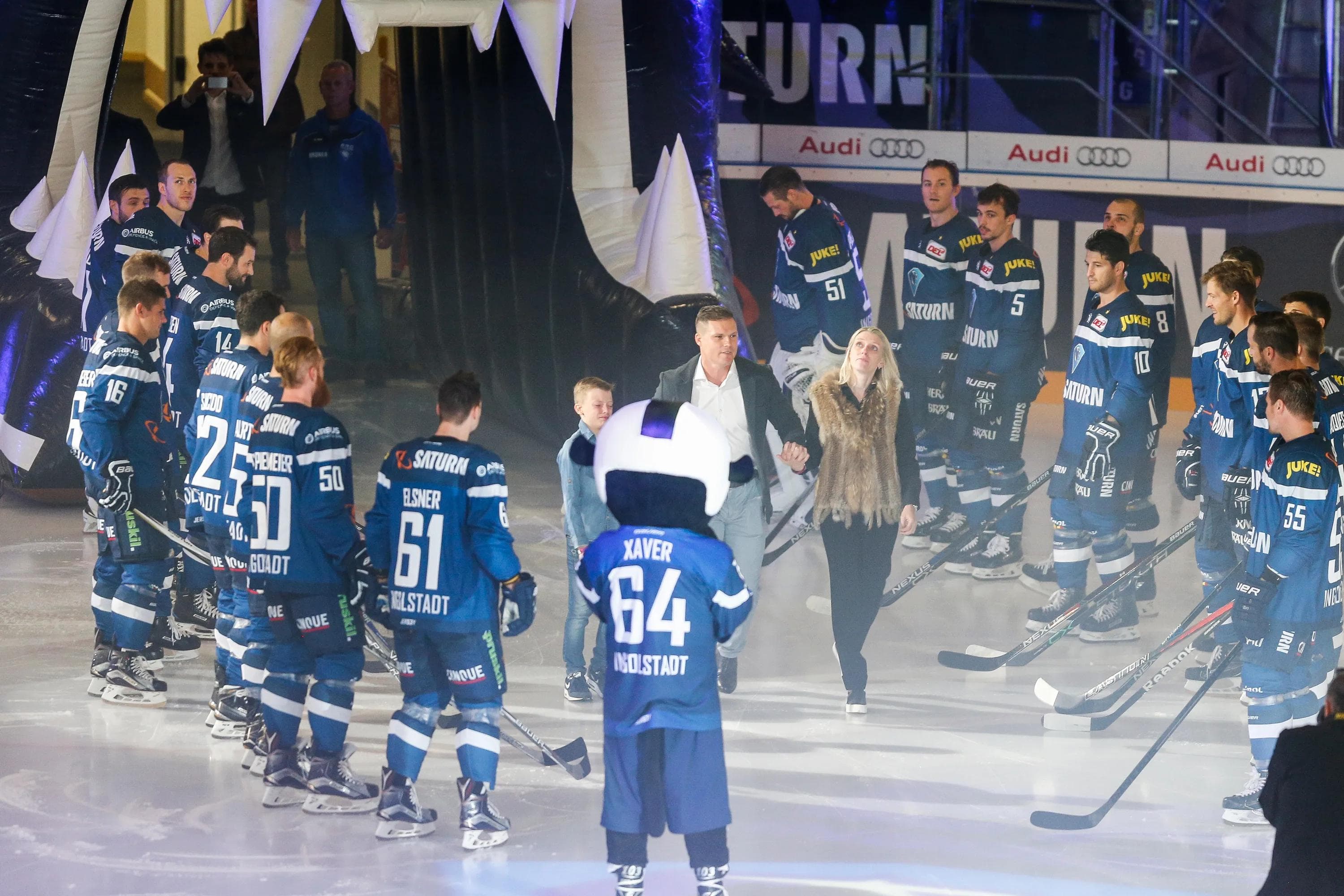 Durch das Spalier der aktuellen ERC-Mannschaft schritt Jakub Ficenec mit seiner Familie ein. Foto: Oliver Strisch / st-foto.de
