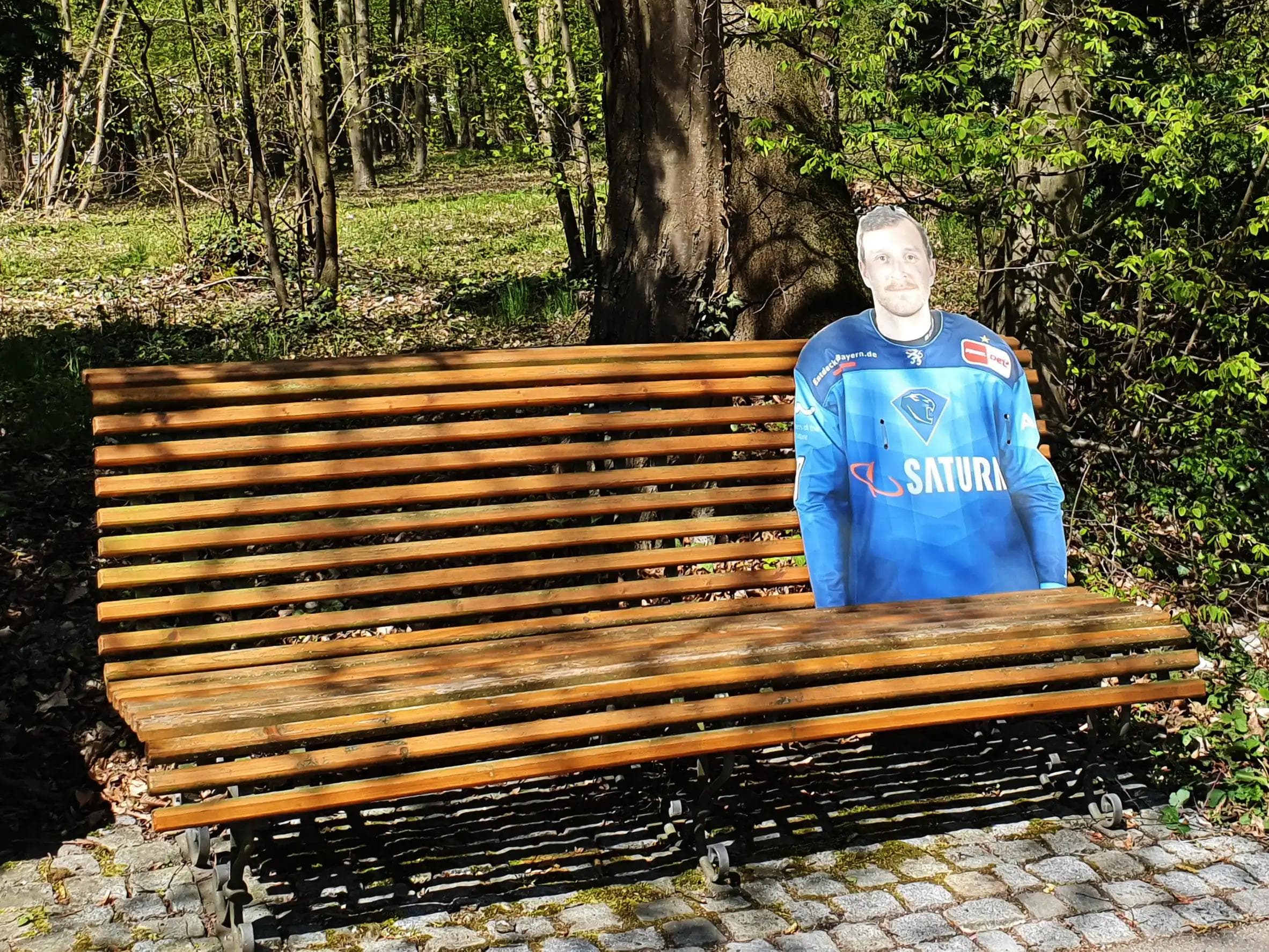 Frederik Storm blickt über den Künettegraben Richtung Innenstadt.