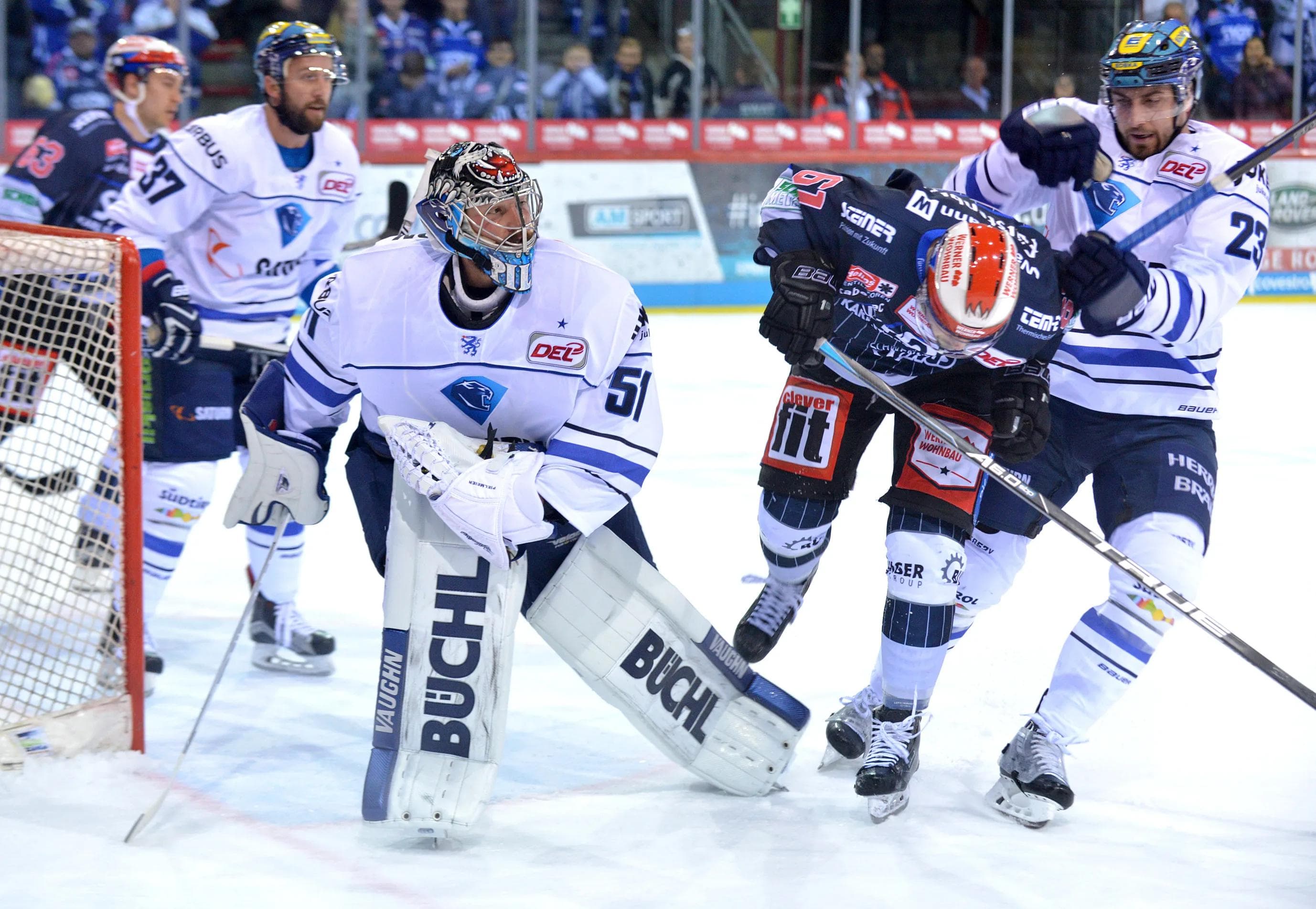 Das Spiel zweier konzentrierter Defensiven war bis in die Schlussphase spannend - am Ende feierte Timo Pielmeier den Shutout. Foto: Jens Hagen