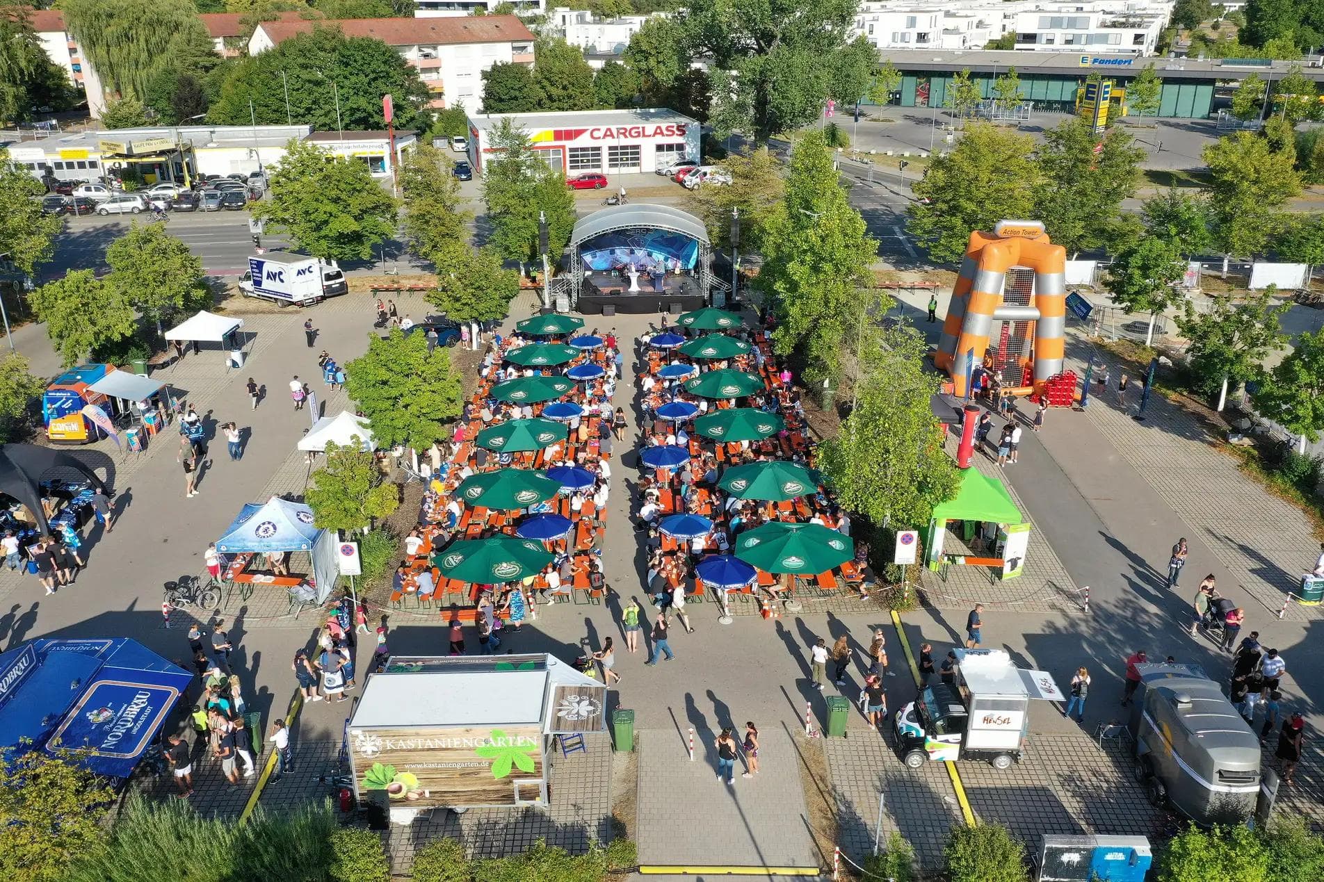 Auf dem Veranstaltungsgelände an der Arena wird es ein buntes Rahmenprogramm sowie einen Biergarten vor der Bühne geben.
Foto: Johannes Traub/JT-Presse.de