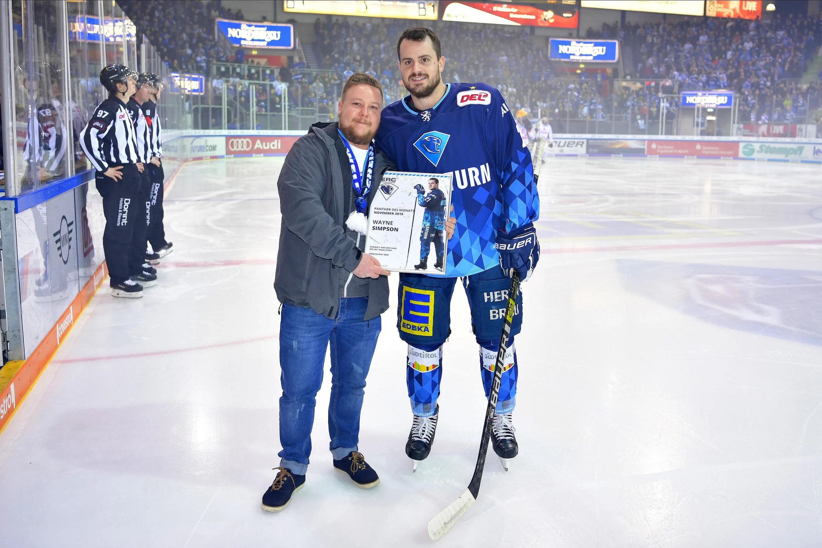 Wayne Simpson wurde vor der Partie gegen Bremerhaven von ERC-Fan Thomas als Panther des Monats November geehrt.
Foto: Johannes TRAUB / JT-Presse.de