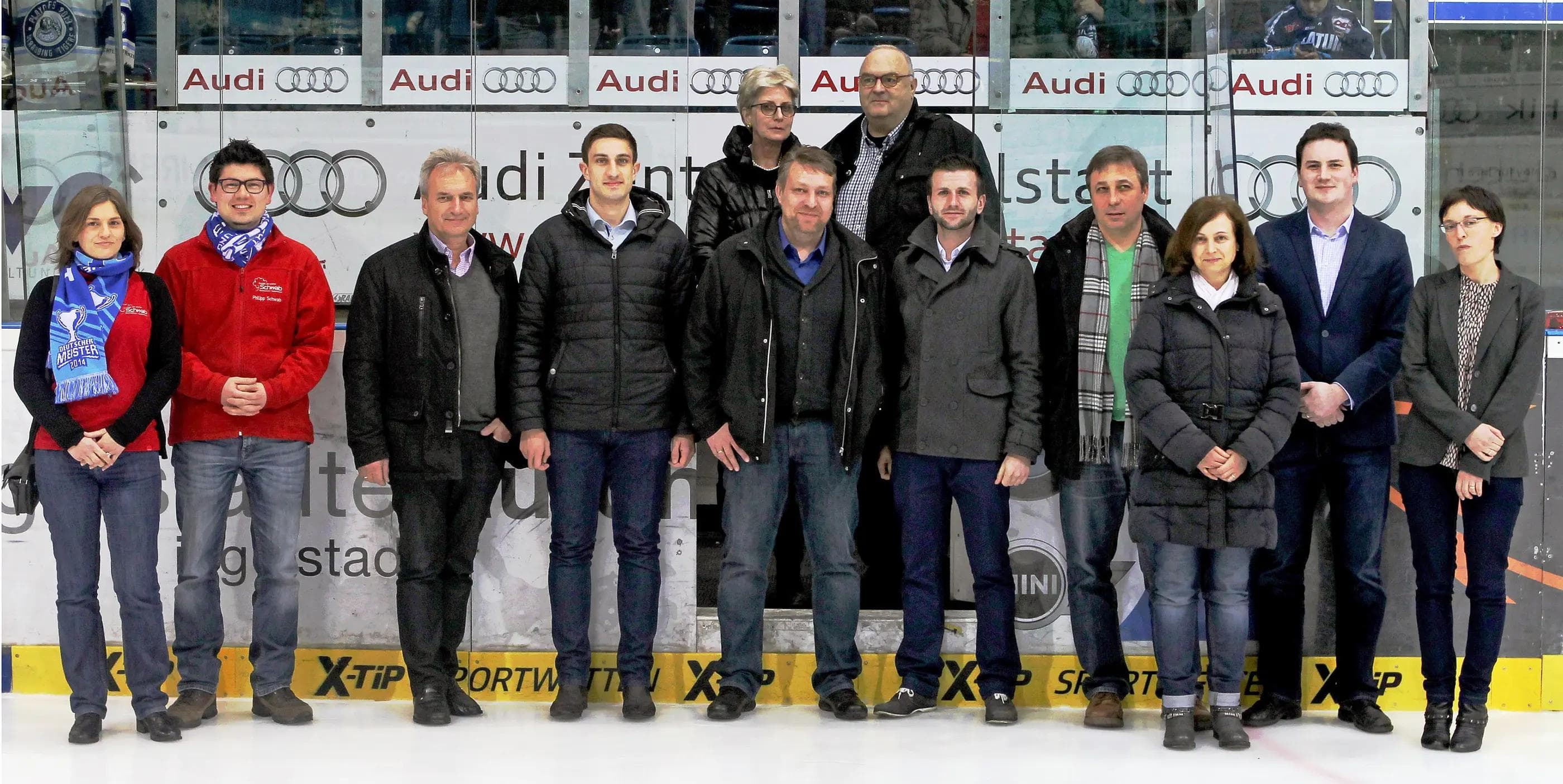 Hinten: Ulrike & Hans Mayr. Vorn v. l.: Kathrin Froschmeier, Philipp Schwab, Walter & Christoph Hutter, Rudolf Heigl, Andreas Kammerbauer, Christoph & Martina Zagler. Wolfgang Mühlbacher & Katrin Beyer von der Arbeitsagentur IN gratulierten. Foto: Lüger