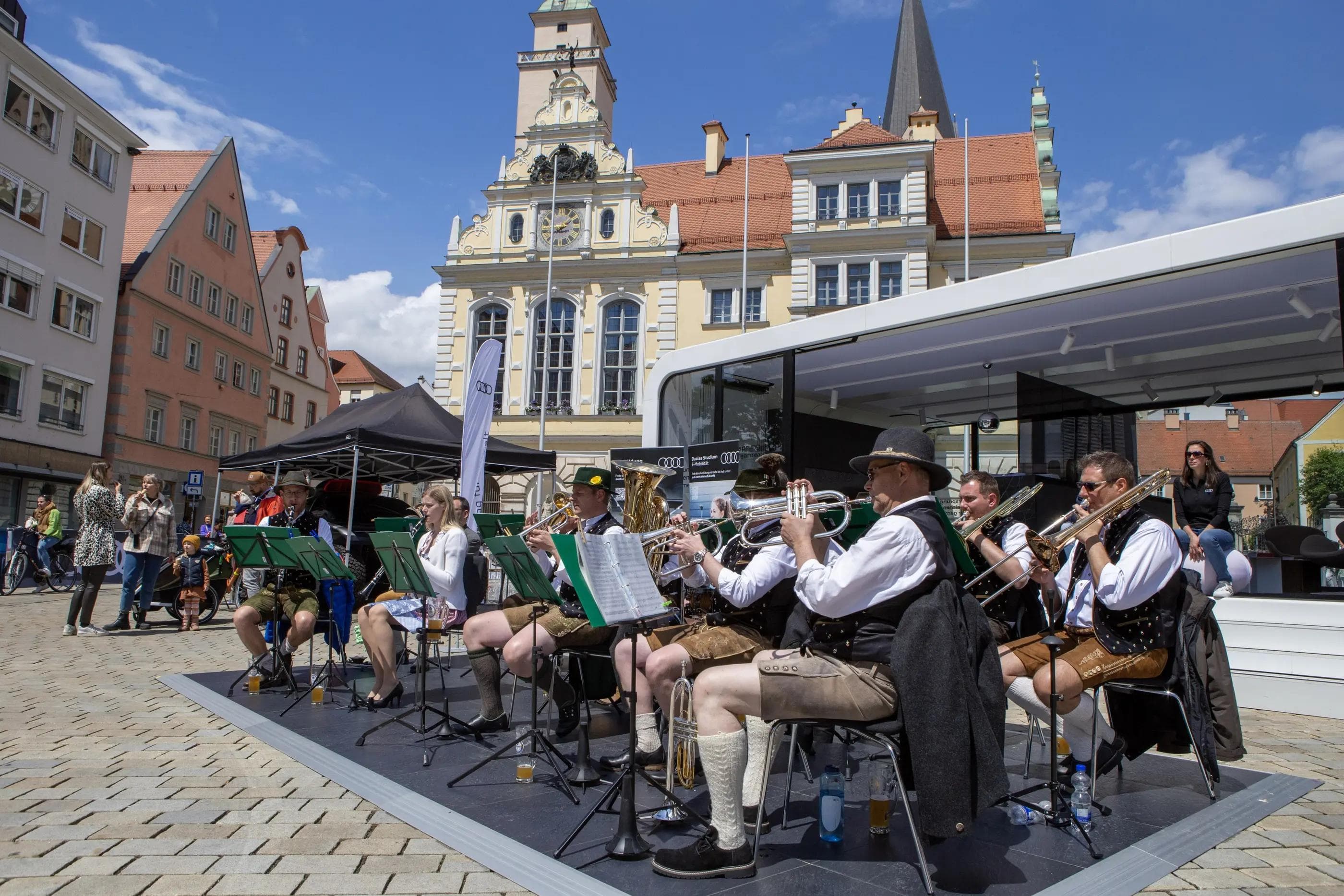 Die Audi Bläserphilharmonie sorgt am Freitag für Stimmung im Umlauf.
Foto: AUDI AG