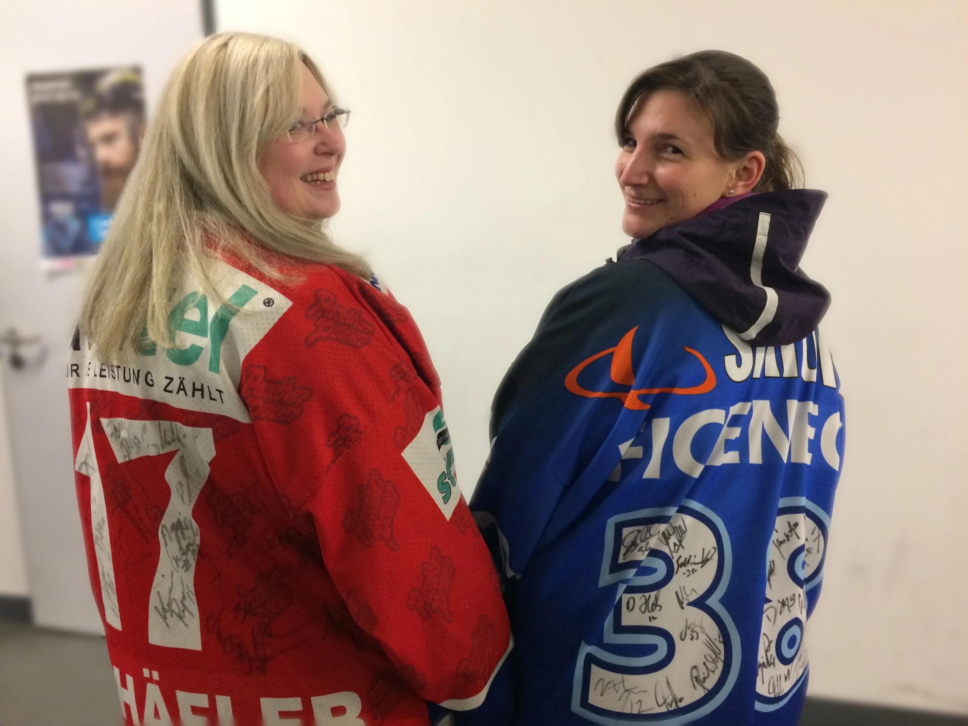 Christine und Andrea haben Fan-Lieblinge auf dem Rücken.