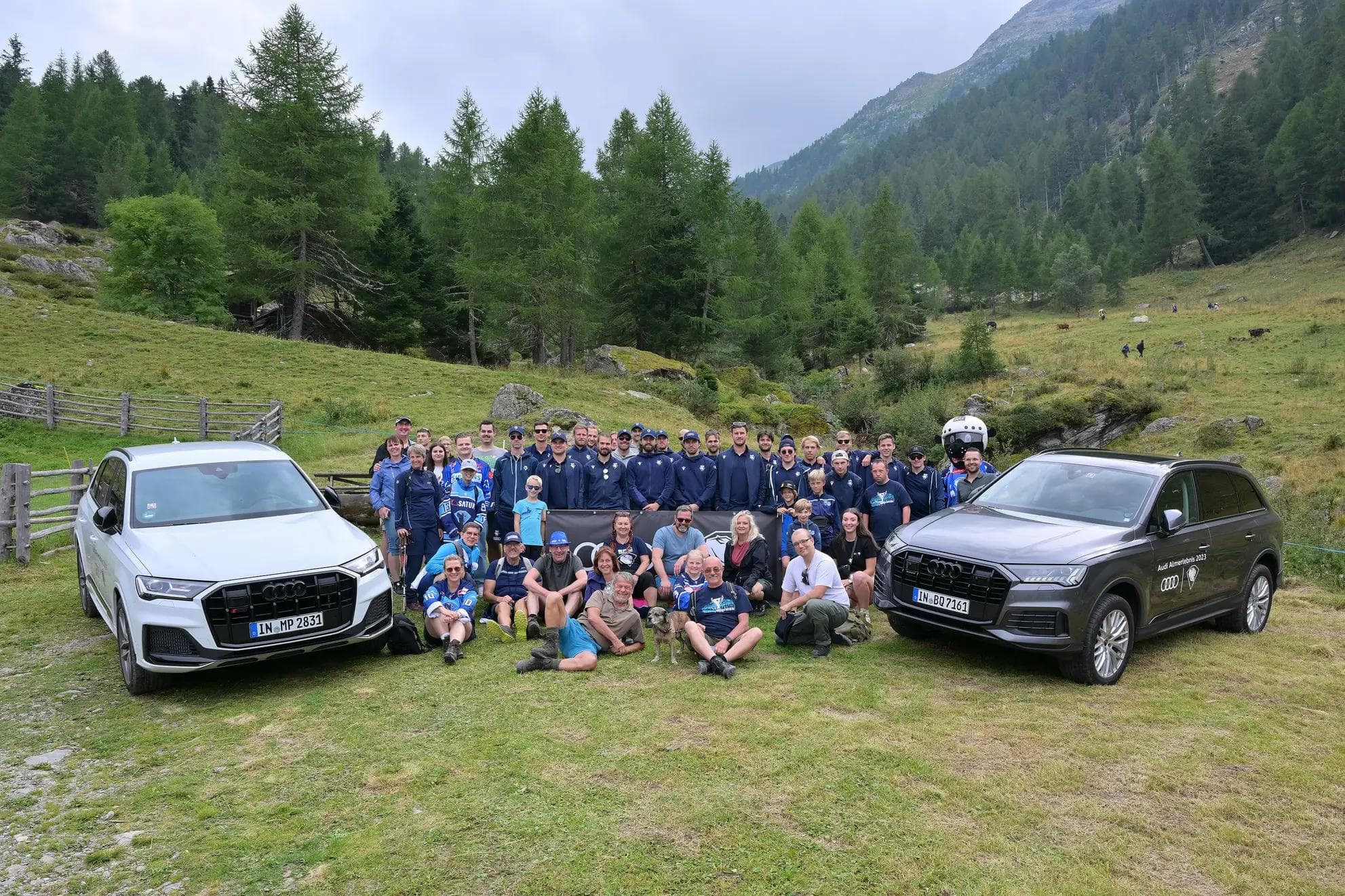 Das gemeinsame Foto mit dem Panther-Team vor der Latscher Alm.
Foto: Johannes Traub/JT-Presse.de