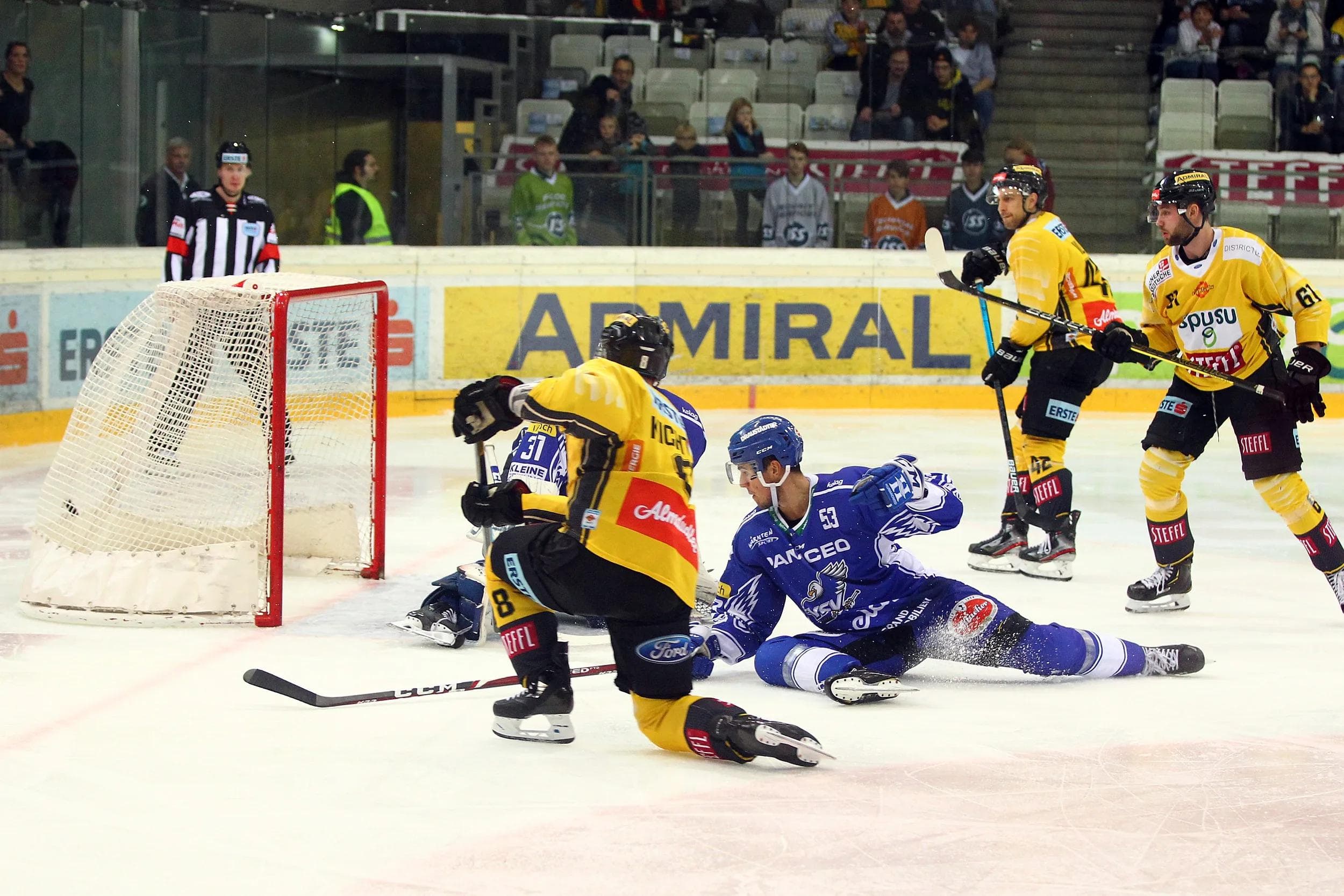 Mit Brenden Kichton (in gelb im Vordergrund) erwartet die Panther-Fans ein offensivstarker und schussgewaltiger Defender.
Foto: Leo Vymlatil
