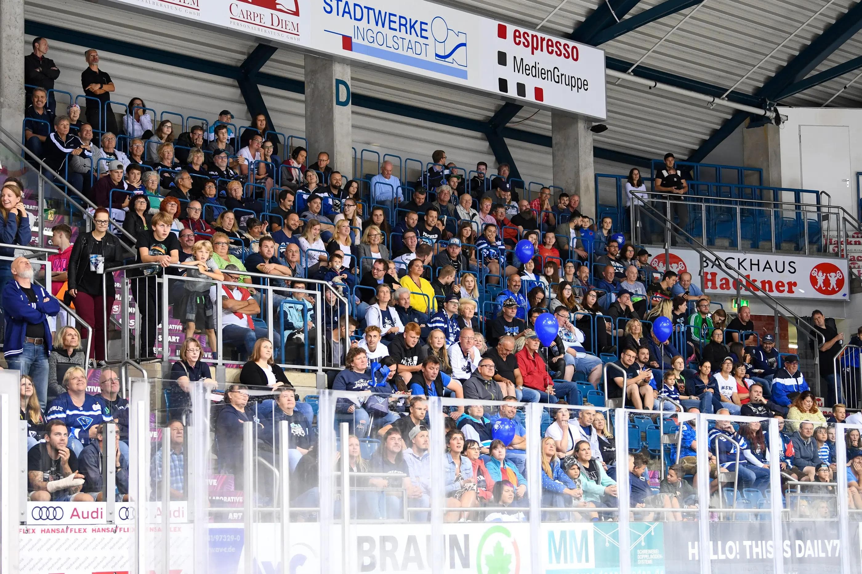 Die Fans verfolgen das Geschehen auf dem Eis. Foto: JT-Presse.de / Johannes TRAUB