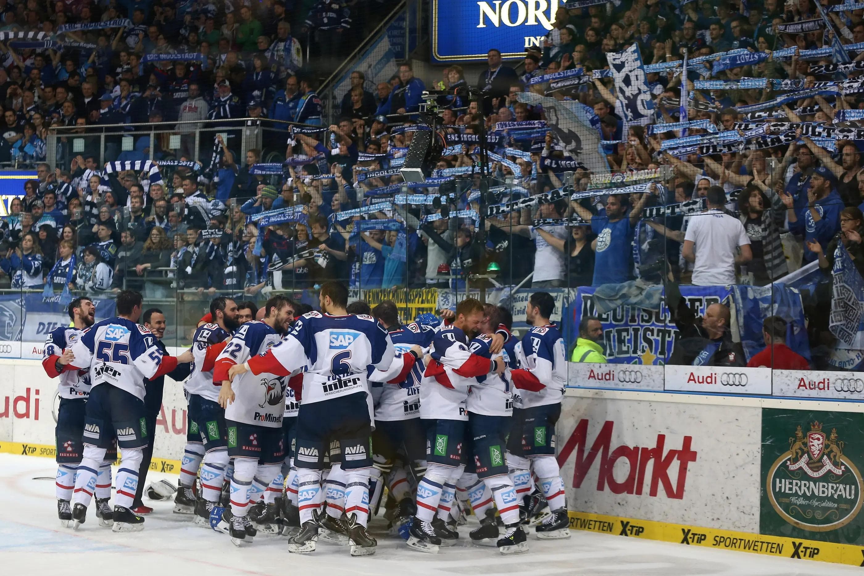 Die Adler feiern, die ERC-Fans gratulieren fair und zeigen mit ihren Schals die Liebe zu ihrem eigenen Club. Foto: Stefan Bösl / kbumm.de