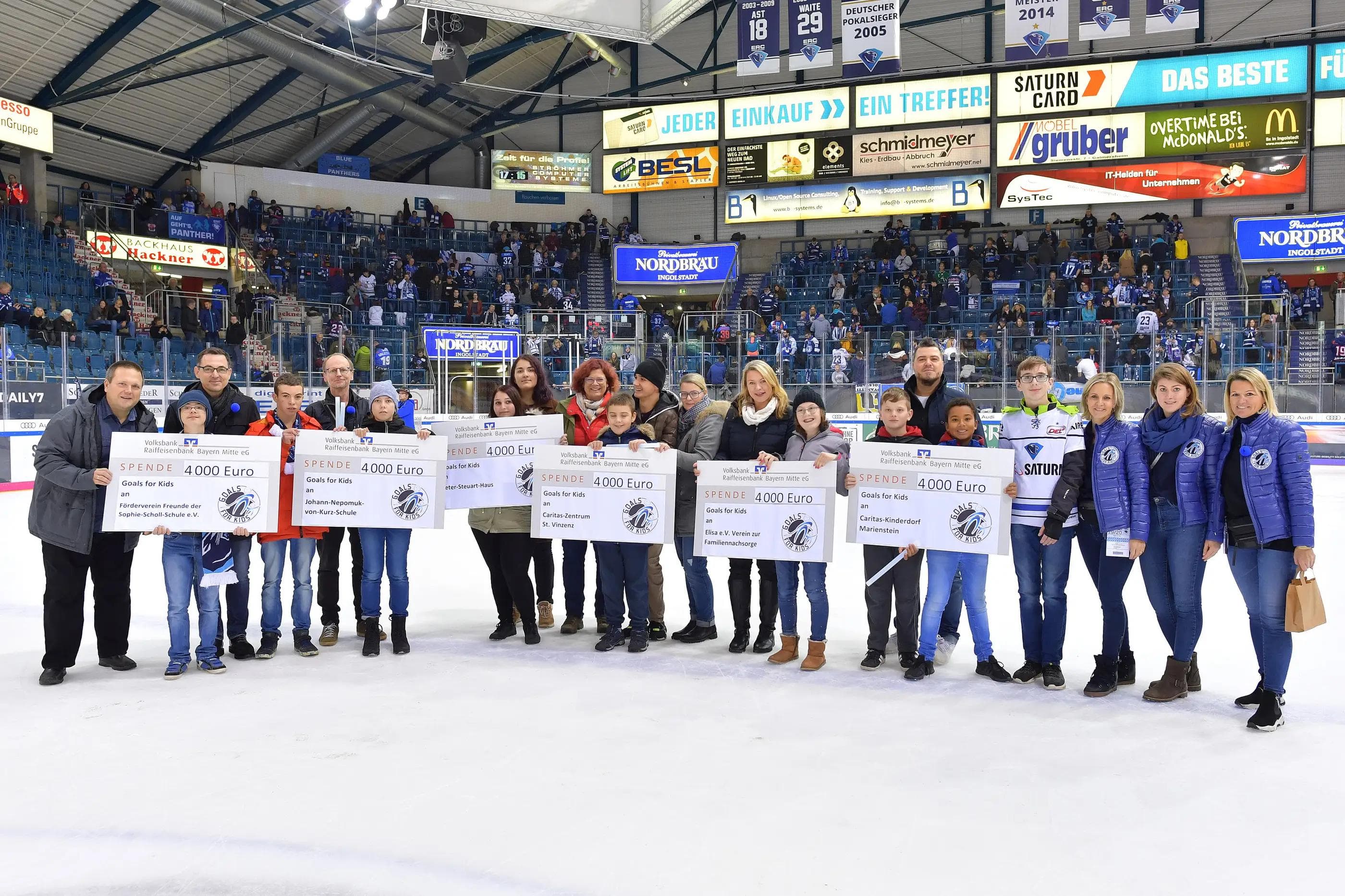 In den Drittelpausen fanden Scheckübergaben an elf verschiedene Einrichtungen statt, die von Goals for Kids unterstützt werden.
Foto: Johannes TRAUB / JT-Presse.de