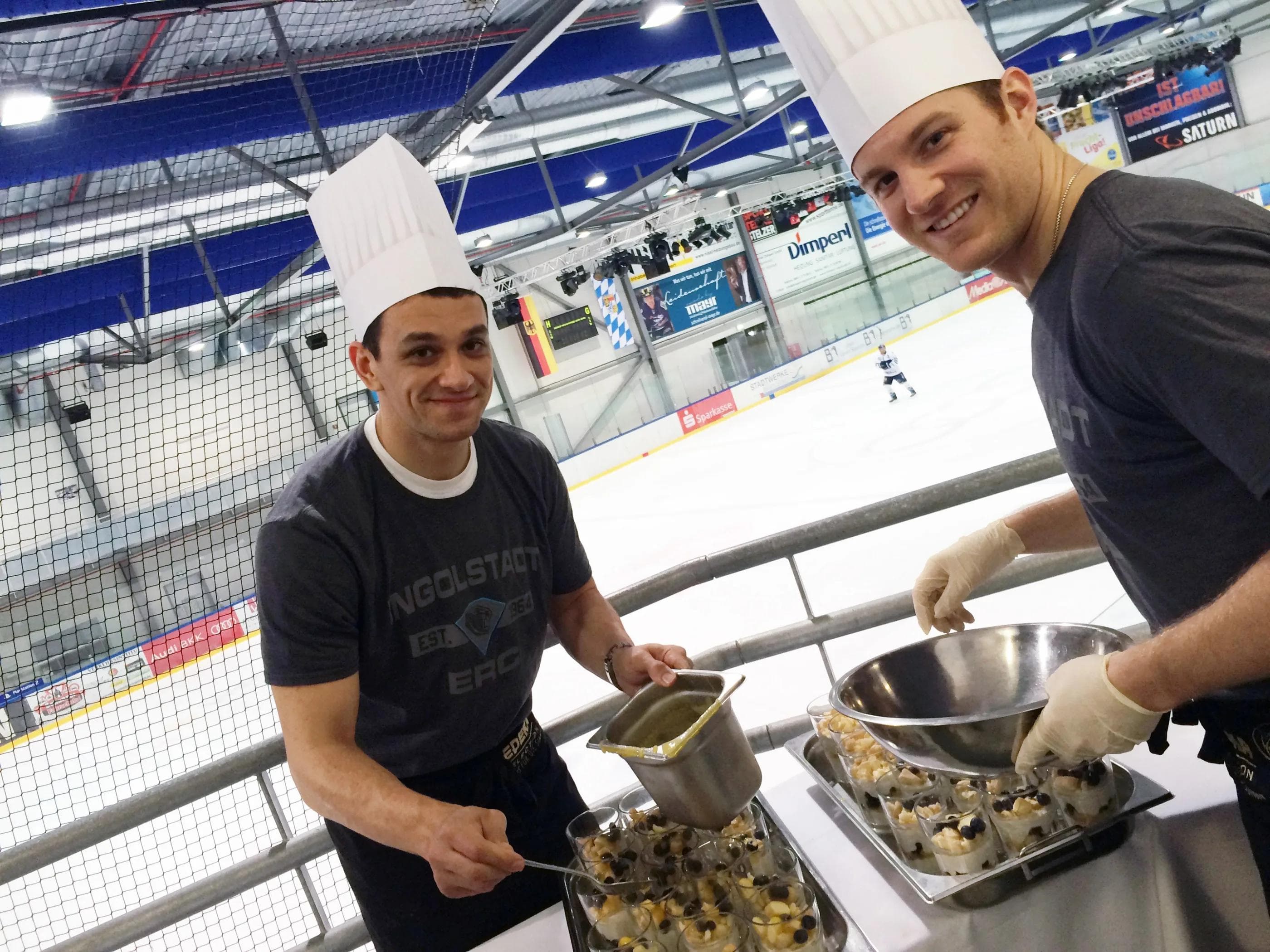 Brian Salcido (links) und Patrick McNeill sind für ihre gezuckerte Pässe bekannt - und sorgten beim vorigen Panther Dinner auch für eine süße Nachspeise. Foto: Martin Wimösterer