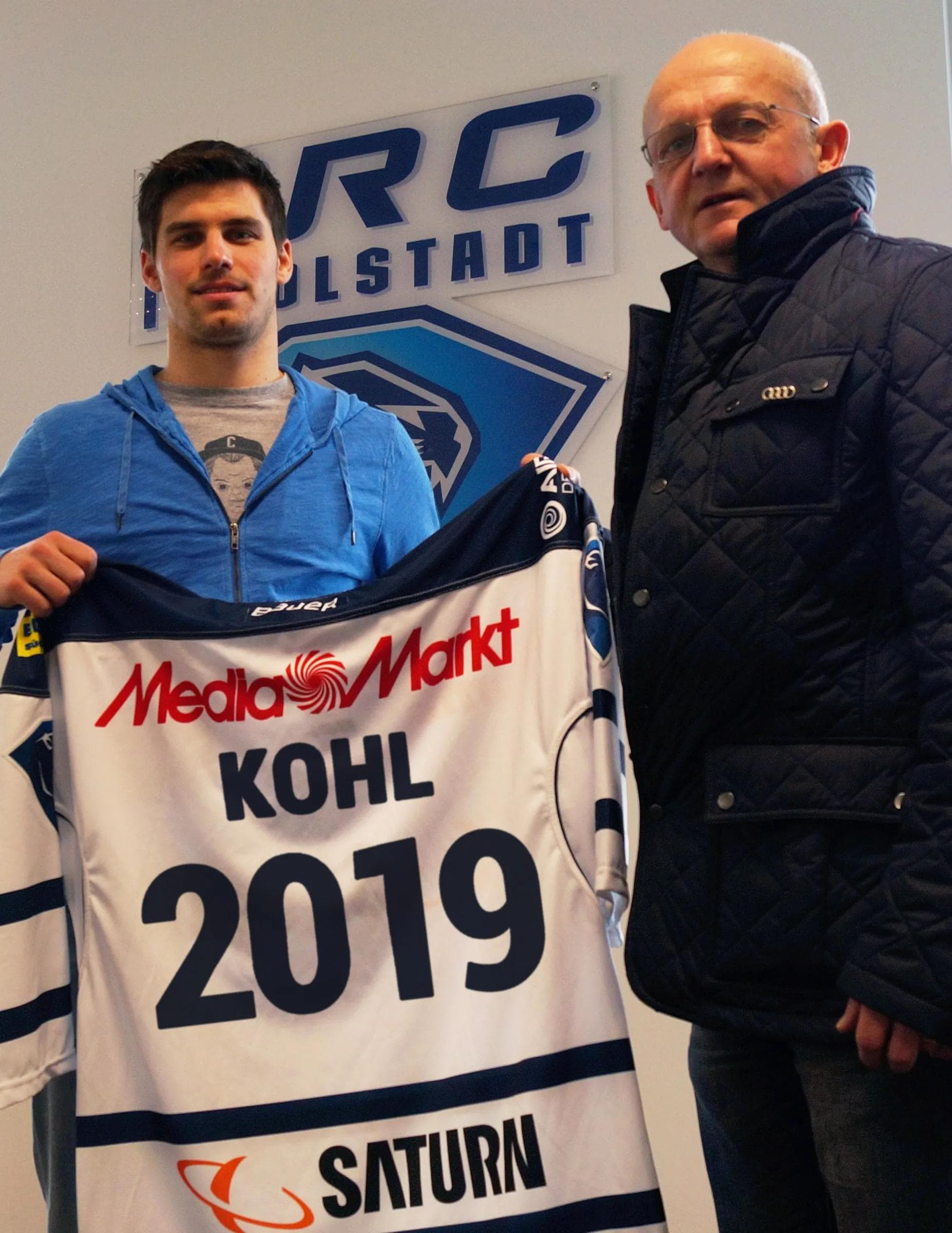 Benedikt Kohl (links) und Sportdirektor Jiri Ehrenberger freuen sich über die Vertragsverlängerung.