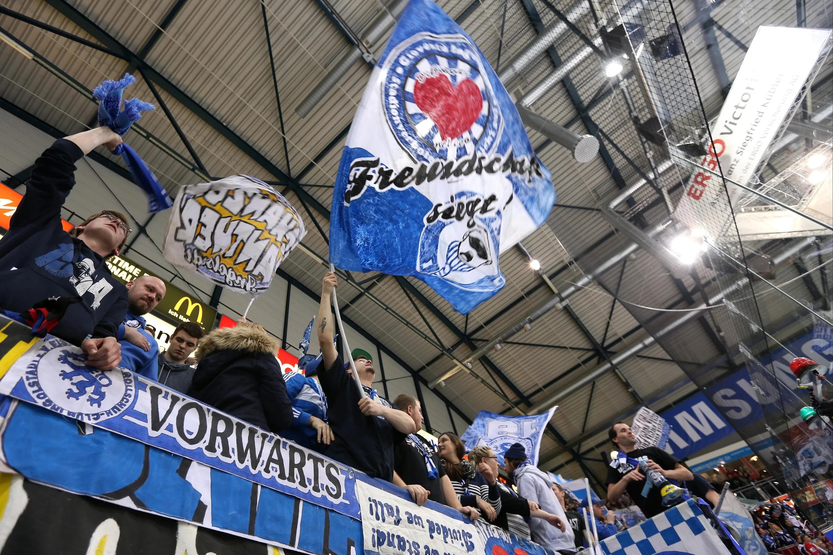 Von den Tribünen der Saturn Arena kam bereits mächtig Playoff-Stimmung. Foto: Stefan Bösl / kbumm.de
