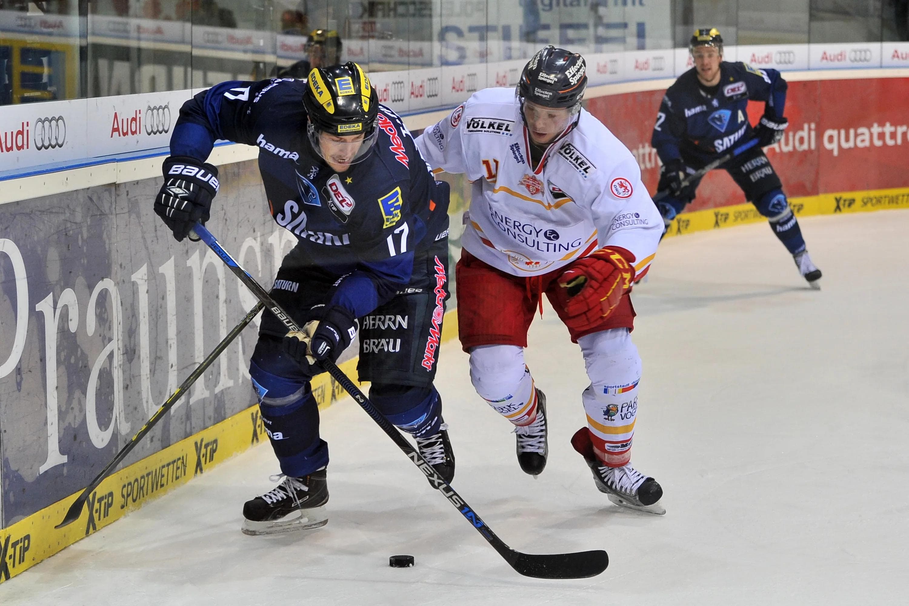 Petr Taticek (links) trifft mit seinen Panthern auf Eddy Lewandowskis DEG. Foto: st-foto.de / Traub