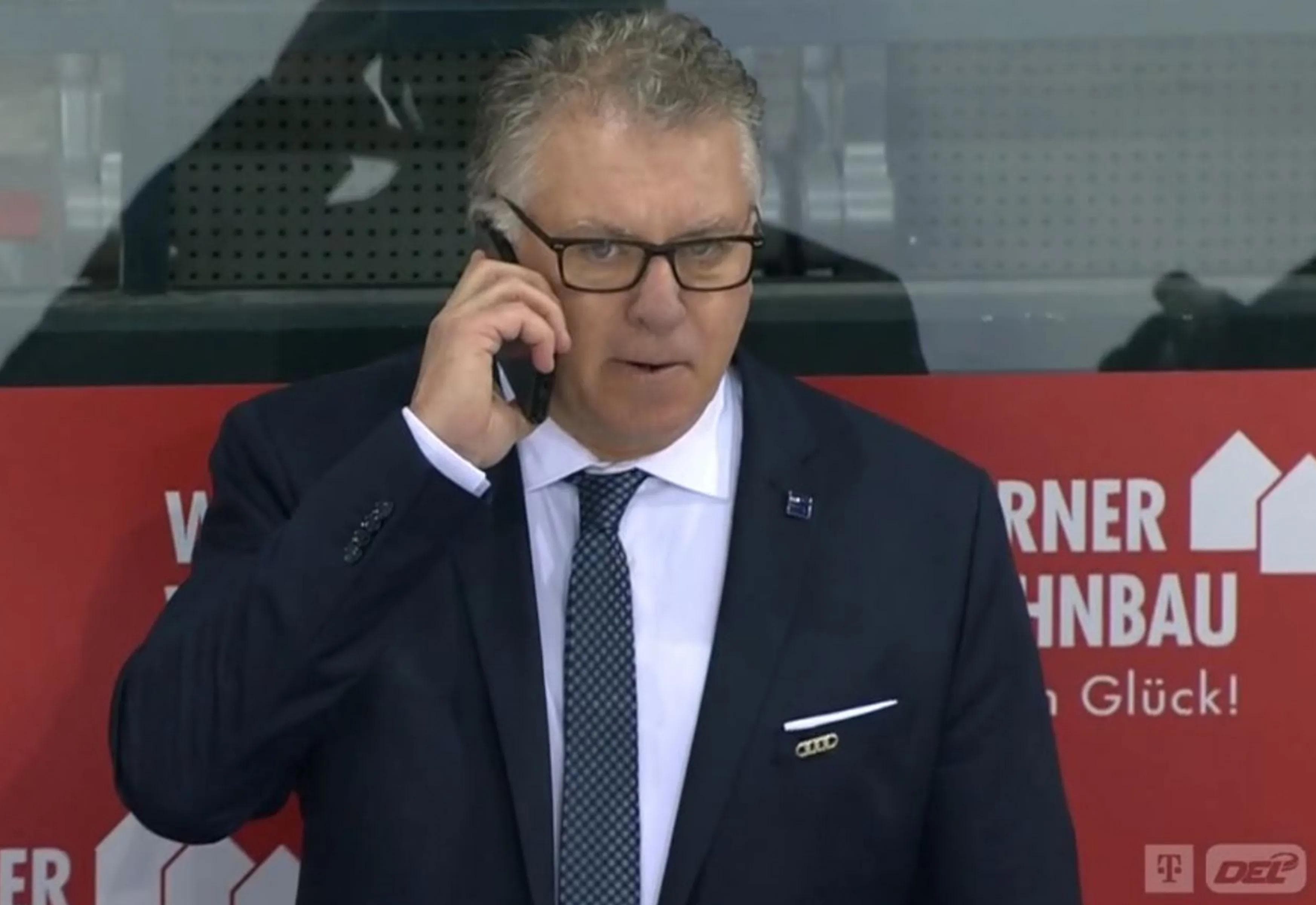 Doug Shedden verblüfft gegnerische Trainer mit Taktiken - und gestern auch Zuschauer, als er zum Handy griff. Screenshot: TelekomSport