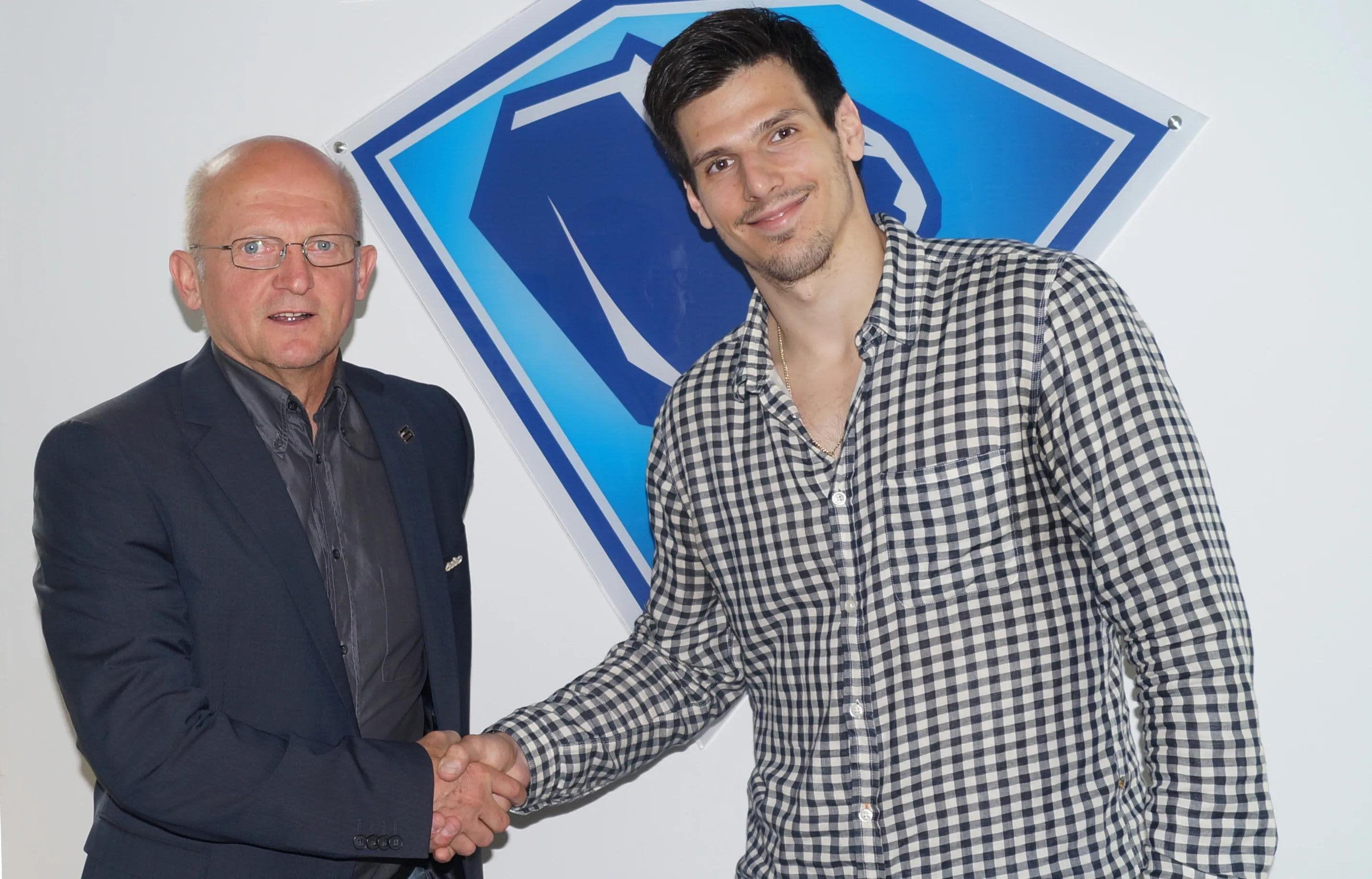 Tomáš Kubalík (rechts) mit ERC-Sportdirektor Jiri Ehrenberger nach dem Vertragsabschluss.