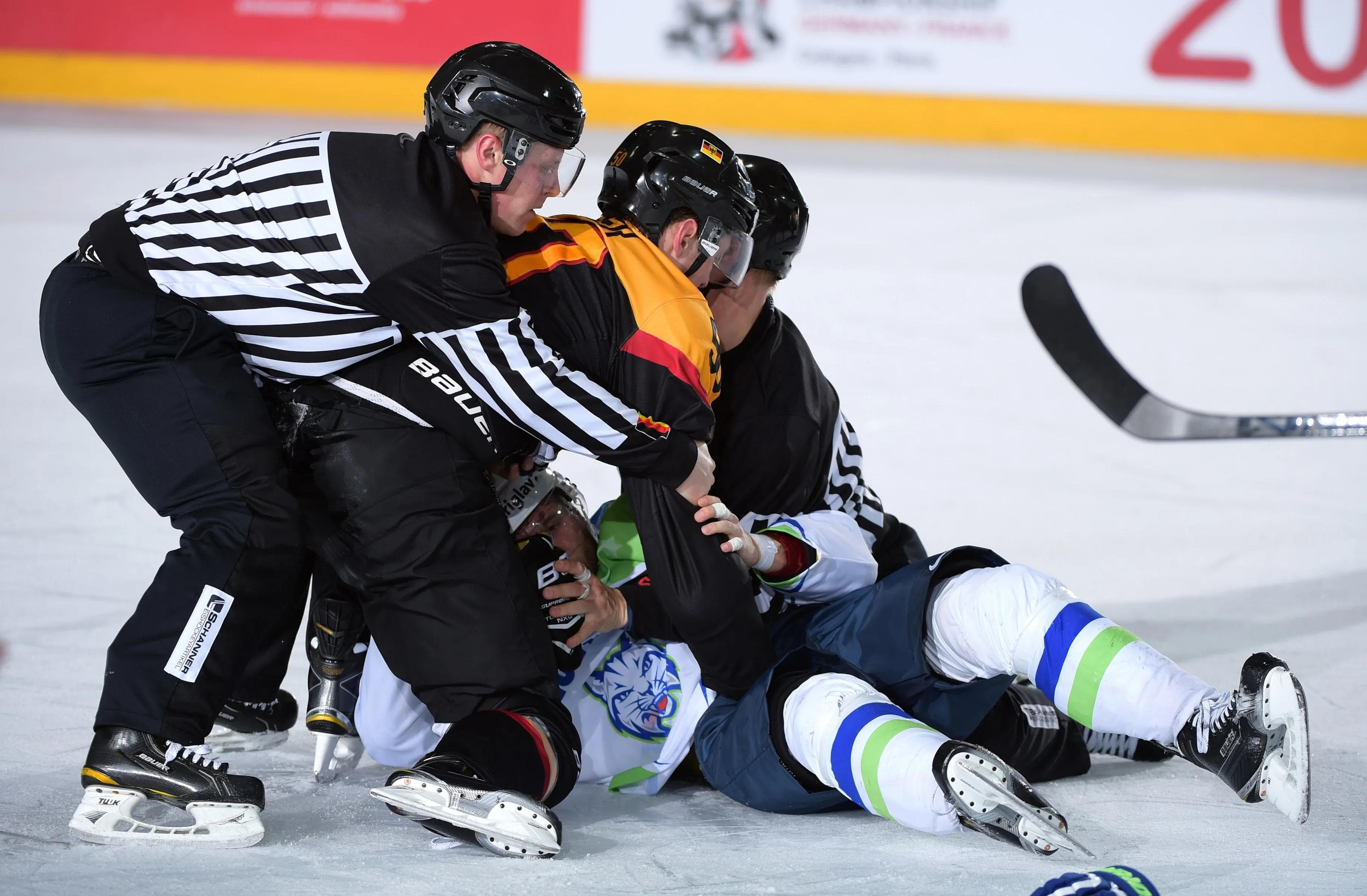 Die deutsche Nationalmannschaft um Panther Patrick Hager hat die Slowenen um Rok Ticar sprichwörtlich niedergerungen. Foto: City Press