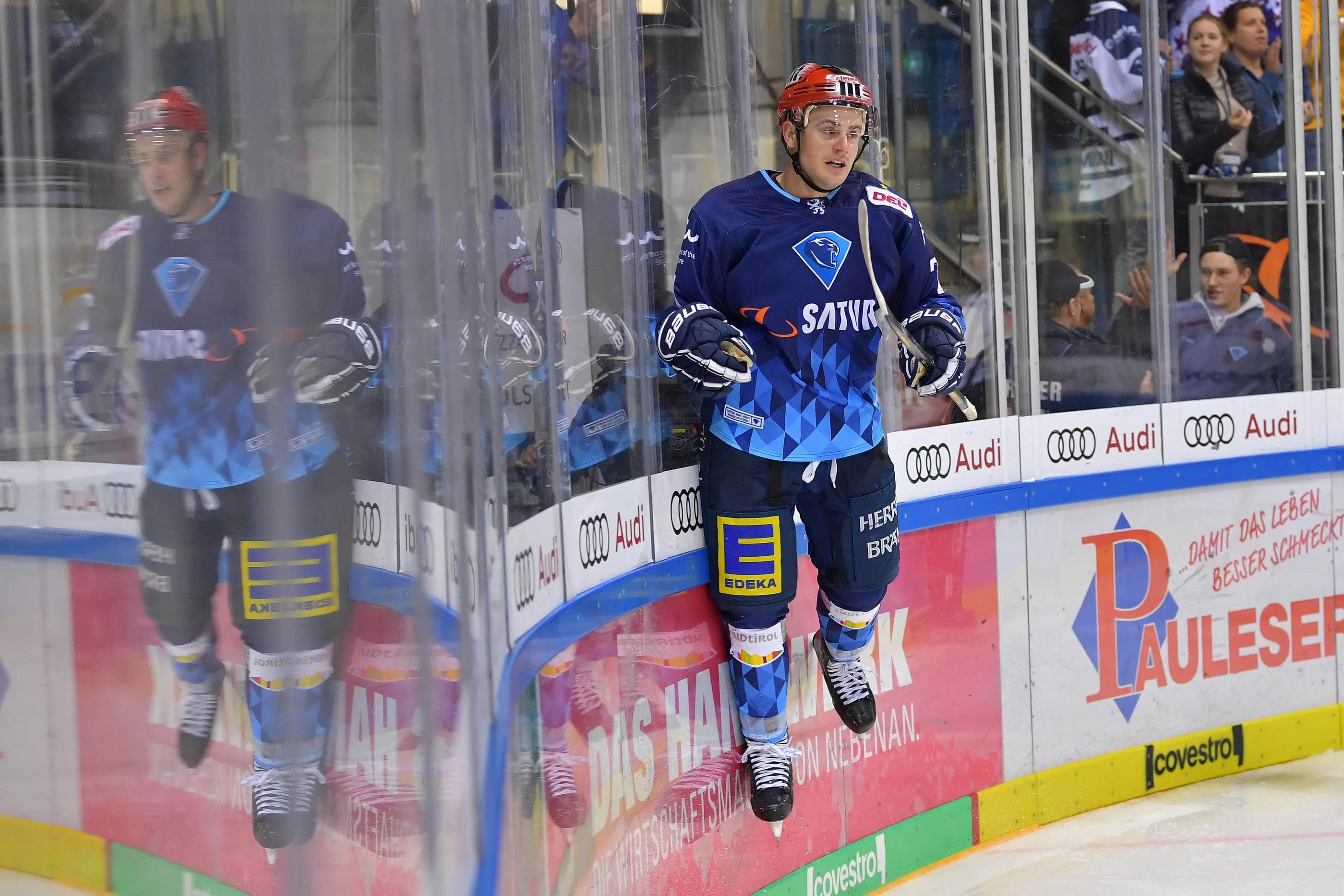 Wayne Simspon bejubelt seinen Treffer gegen Straubing mit einem Sprung an die Bande.
Foto: Johannes TRAUB / JT-Presse.de