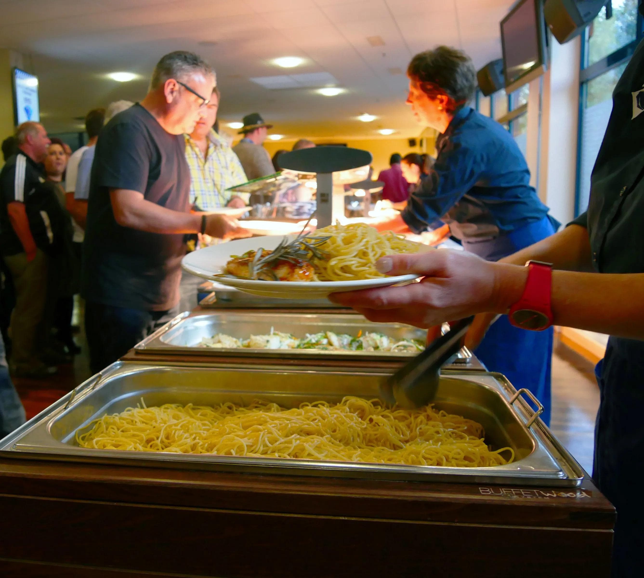 Am Buffet konnten Fans und Spieler nach Herzenslust auswählen.