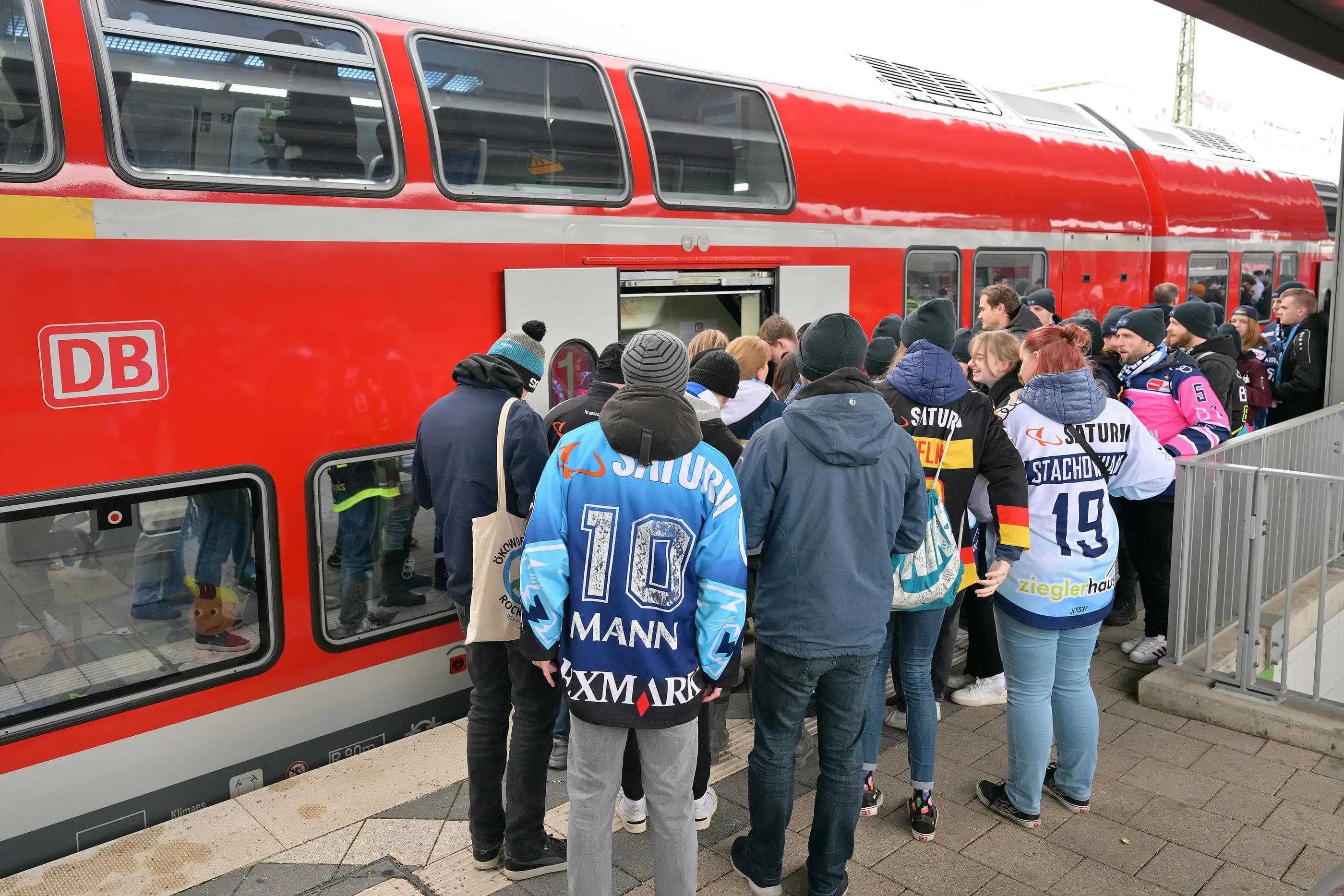 500 Panther-Fans reisten mit dem DB Regio Bayern Fanzug nach München.
Foto: Johannes Traub/JT-Presse.de